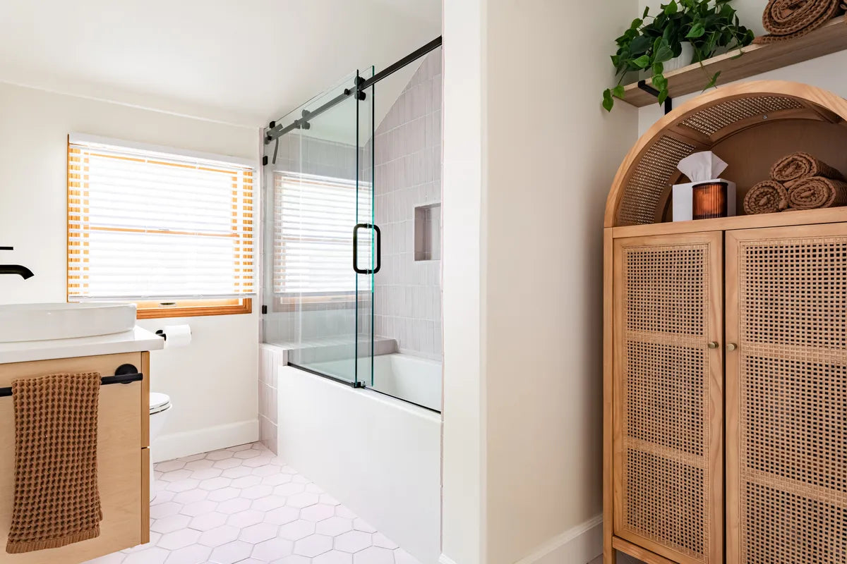 2022 hi res img influencer rights design Rae rockwell photo Stephen paul Hallway mojave brick glazed long edge trim 2x2 sheeted milky way FC468450 2