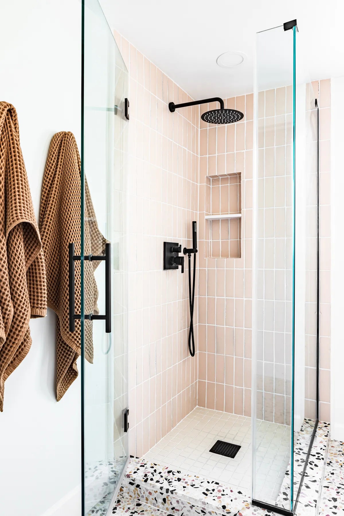 2022 hi res img influencer rights design Rae rockwell photo Stephen paul Hallway mojave brick glazed long edge trim 2x2 sheeted milky way FC468450 9