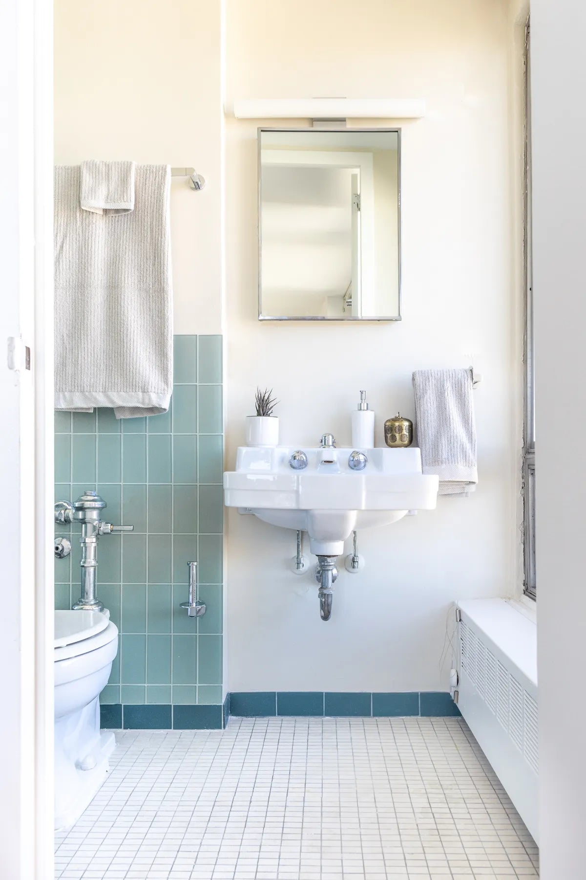 2022 img full rights influencer elemental green ecorenovate photo jill tiongco bathroom walls shower glass vertical straight set 3x6 subway kingfisher boarder matte magpie 1x1 mosaic pan FC438735