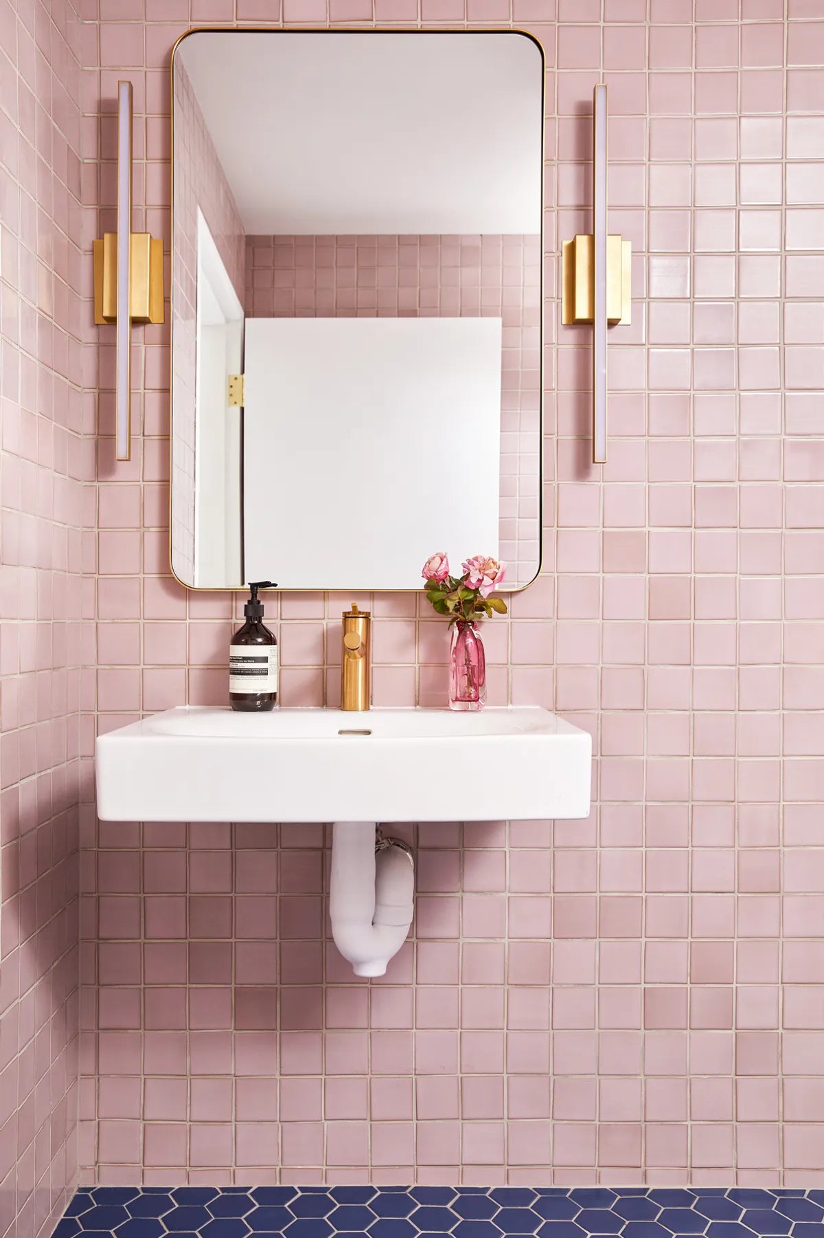 2022 img hi res commercial influencer design Ariel Gordon jewelry anthony roxas photo margaret austin bathroom wall 3x3 painted sky floor 3 hexagon blue velvet sheeted FC 504332 2