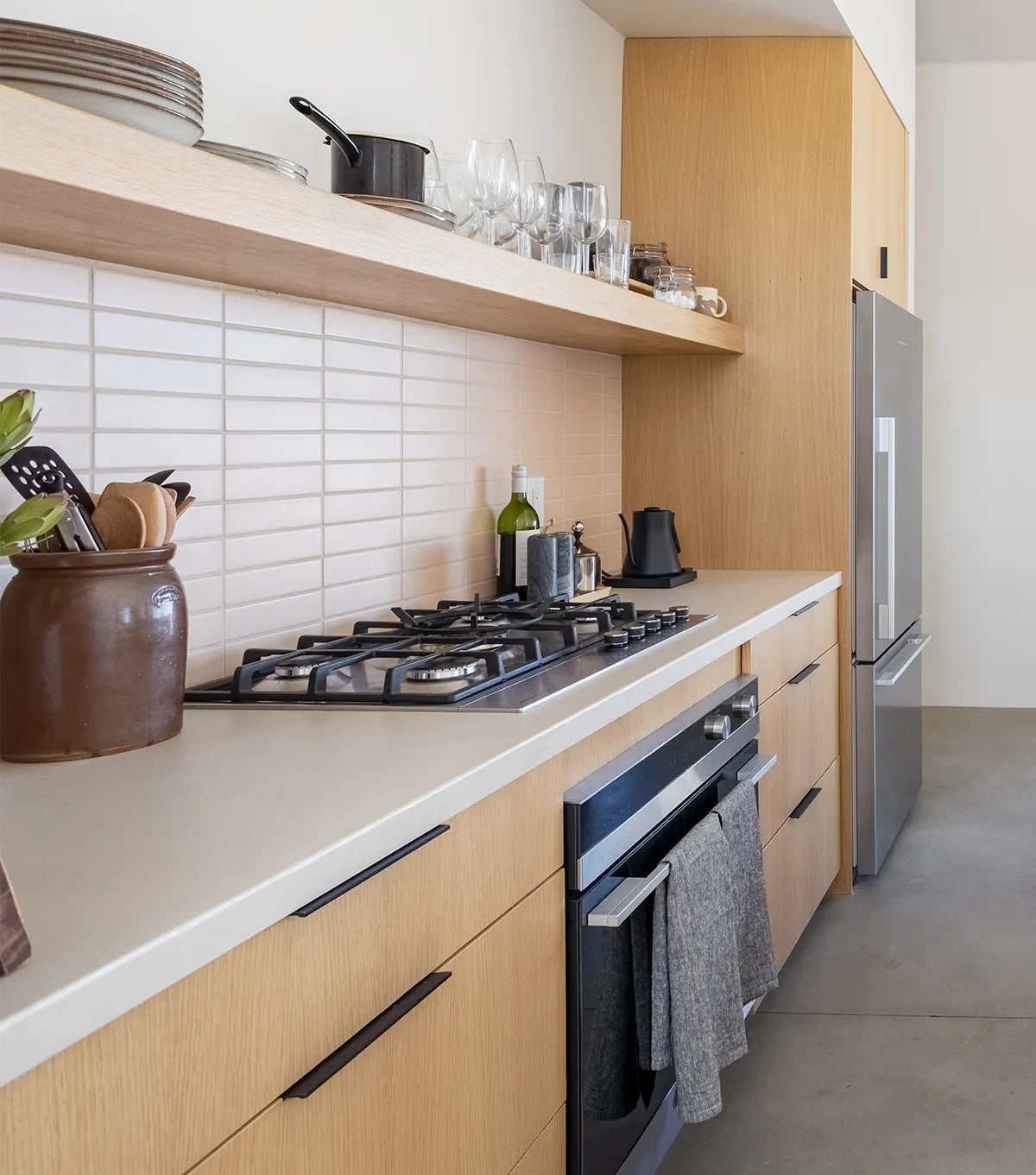 2022 img hi res influencer design Kimberly Pinola photo John Park Kitchen straight set 2x8 tumbleweed FC503628 1