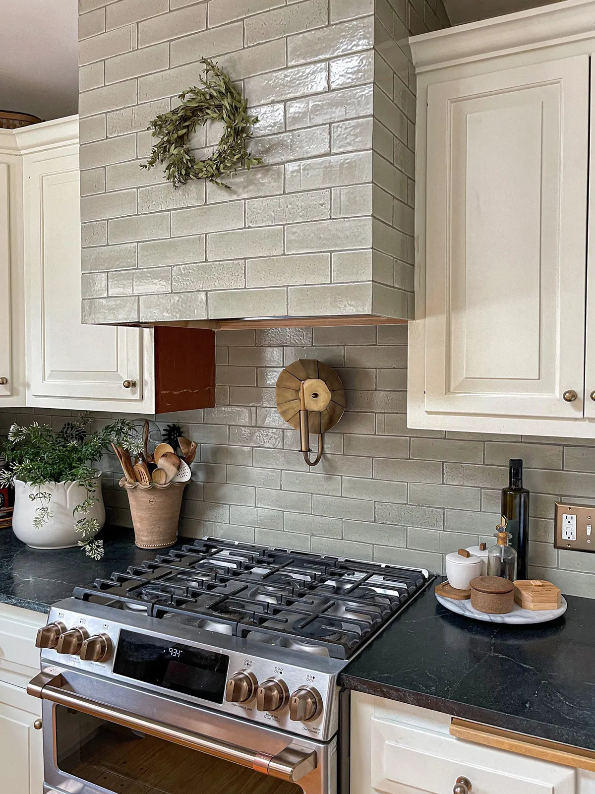 2022 img hi res influencer rights design emily starr alfano photo kitchen backsplash elk glazed short edge long edges FC478213 6