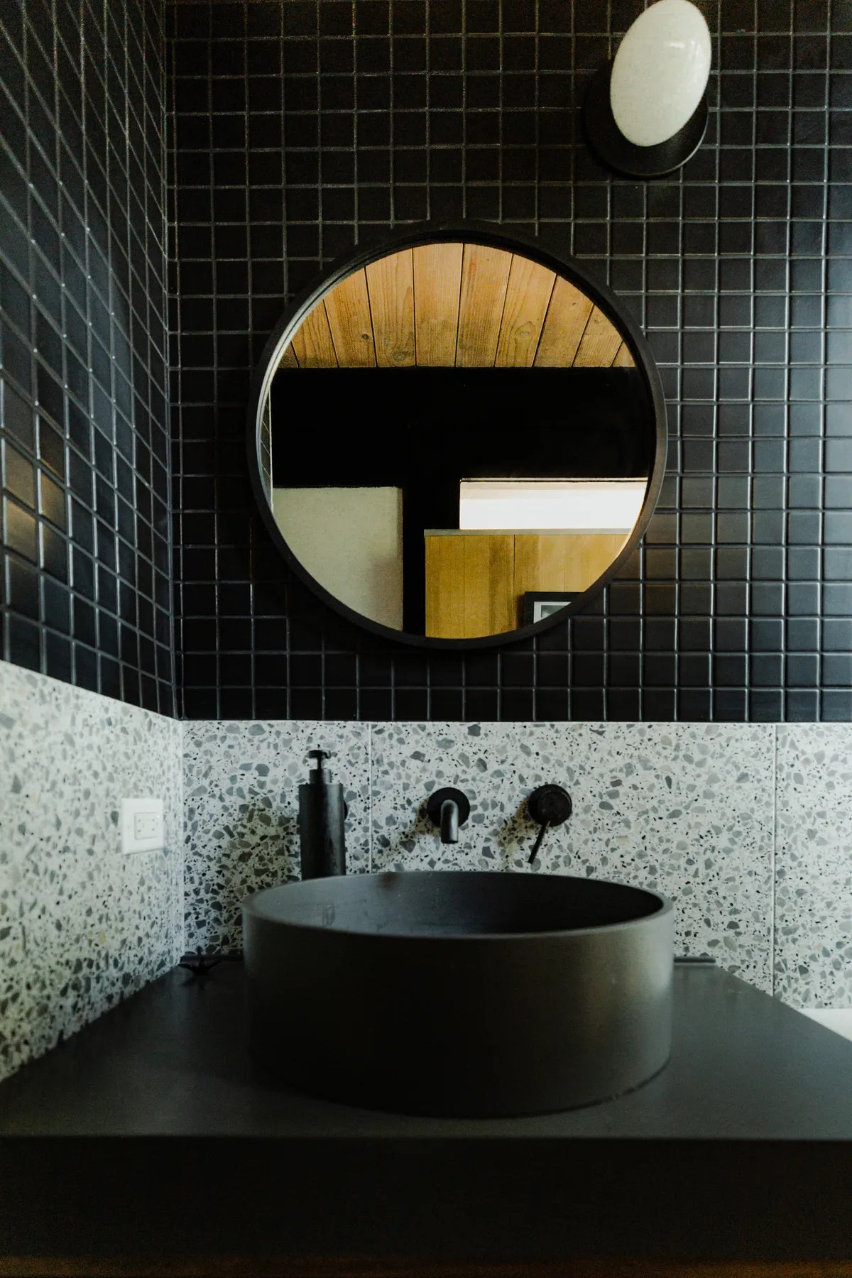 2022 img hi res influencer rights design mango street photo bathroom backspalsh wall 2x2 Basalt glazed edge trim FC484738 3