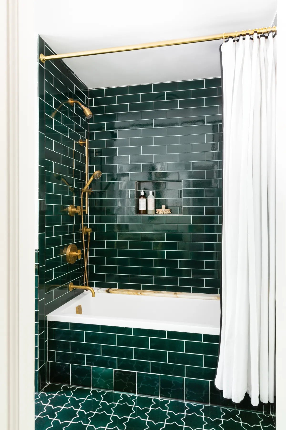 2022 img hi res influencer righst design Kate ferguson palomino interiors photo Erin Kerstenbaum shower niche 3x9 glazed long edge star cross mini evergreen FC412723 4
