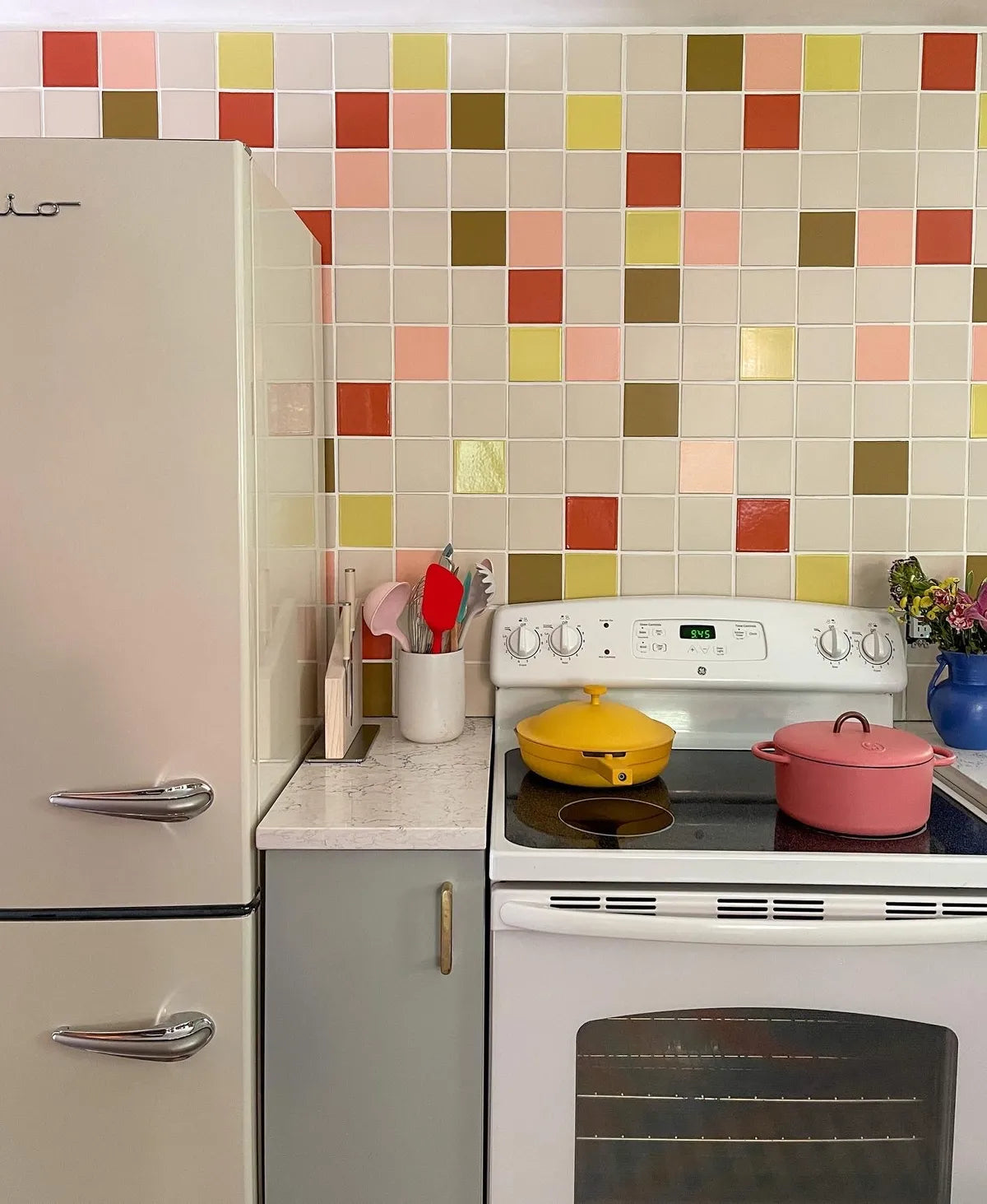 2022 img hi res phone residential rights design Daniela araya photo kitchen backsplash blended 4x4 ivory mustard seed mandarin lemon cream desert bloom grout mapei white sanded grout FC521205 1