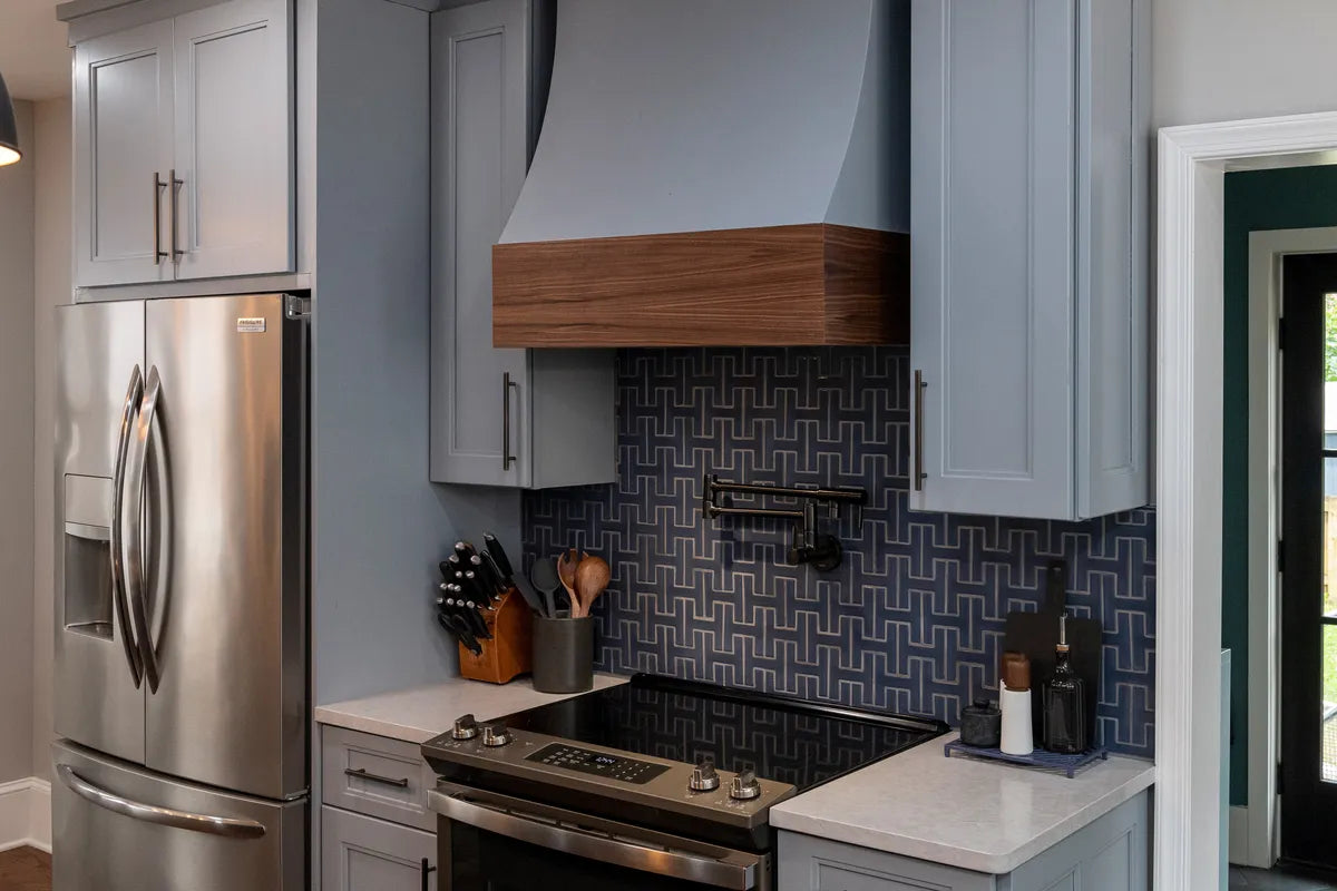 2022 img hi res residential web rights design Benita cooper Michael Anthony Murphy kitchen chaine homme slate blue 1x6 flat liner slate blue 4x4 french linen FC508568 4