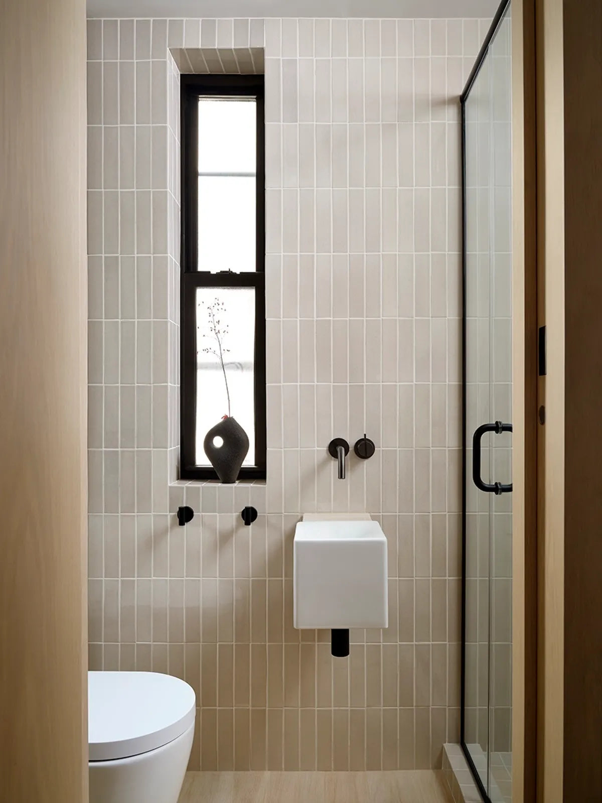 2022 img hi res residential Design Antonio matres photo Sean litchfield bathroom wall verticle straight set Sand dune 2x8 Curb wet room shower pan window still FC335522 1