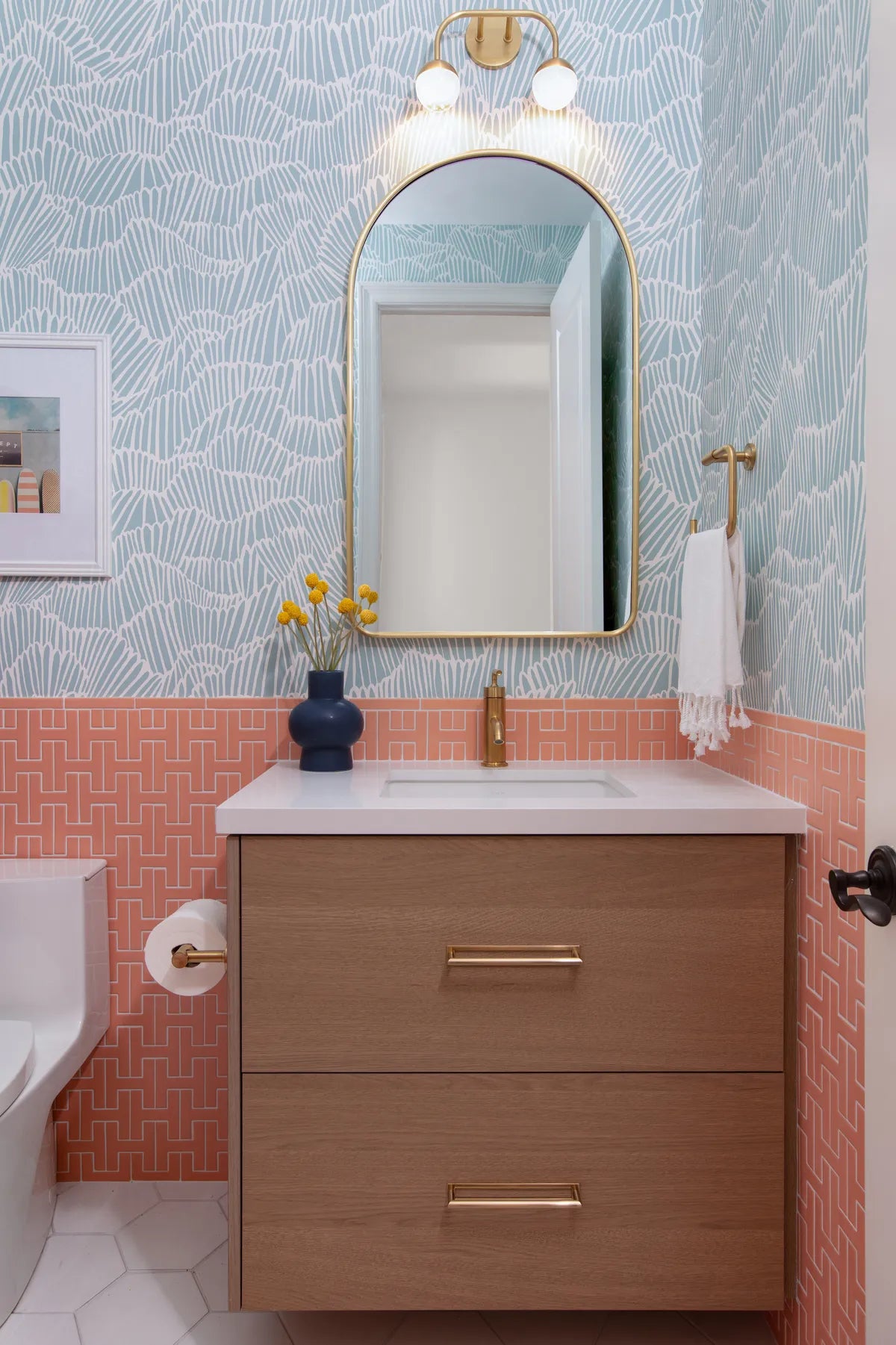 2022 img hi res residential F Ull RIGHTS Design Blythe Interiors photo Natalia robert bathroom wainscott wall chaine homme desert bloom floor 8 hexagon white wash FC492810 1
