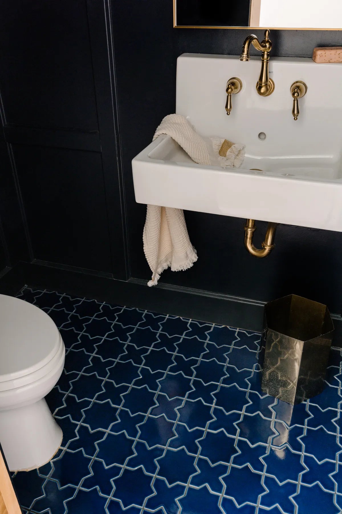 2022 img hi res residential Rights INFLUENCER design Brownstone boys the lake tahoe star photo Nick glimenakis foor bathroom lake tahoe star and cross mini grout charcoal gray FC369525 1