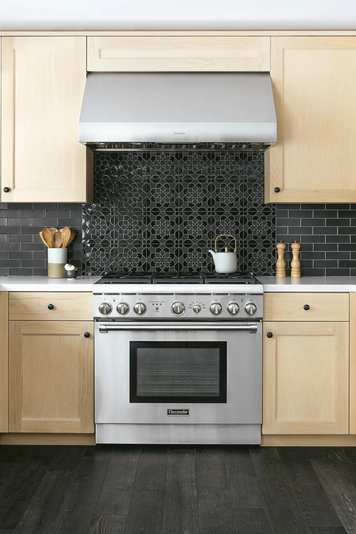 2022 img hi res residential WEB SOCIAL right Design Magali Sonterre photo erin feinblatt kitchen backsplash 2x6 carbon bullnose short edge left bullnose corner right bullnose sintra dark motif FC 169957