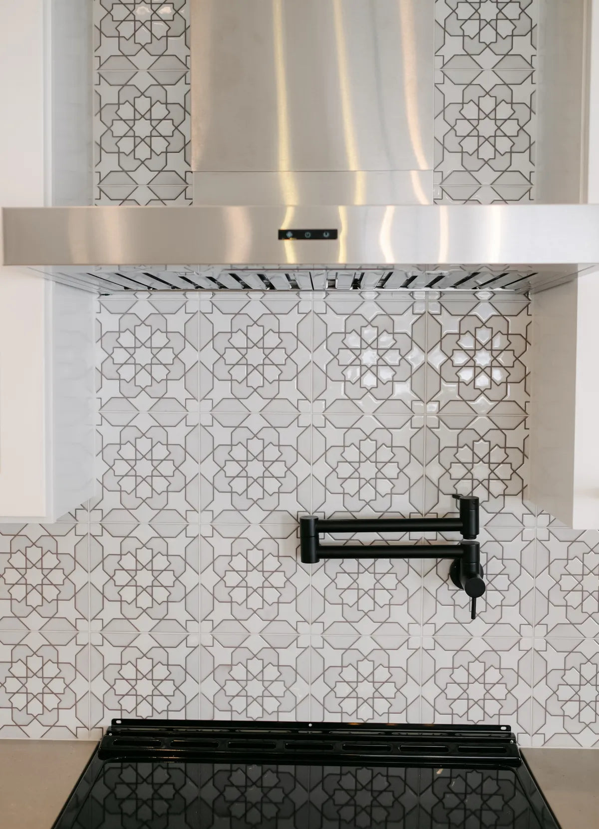 2022 img hi res residential design carry on and co photo jamie Foehr kitchen backsplash handpainted sintra neutral motif fc561605 2