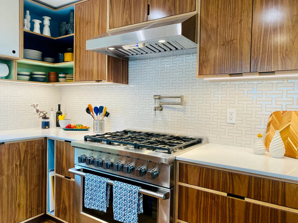 2022 img hi res residential design heidi safler photo chanel icon tile kitchen backsplash chaine homme frost FC 522050 1