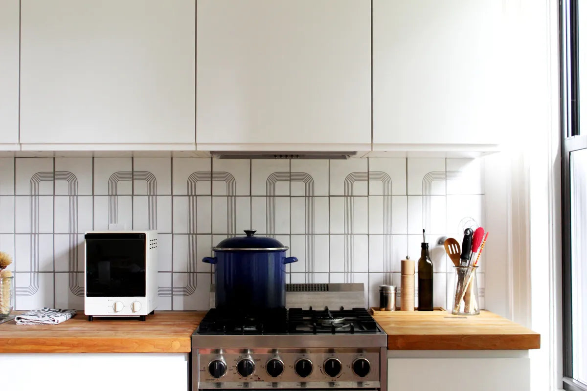 2022 img hi res residential influencer rights design glam studio BK photo kitchen backsplash handpainted blockshop 6x6 roundabout 2 4 gesso FC499354 1