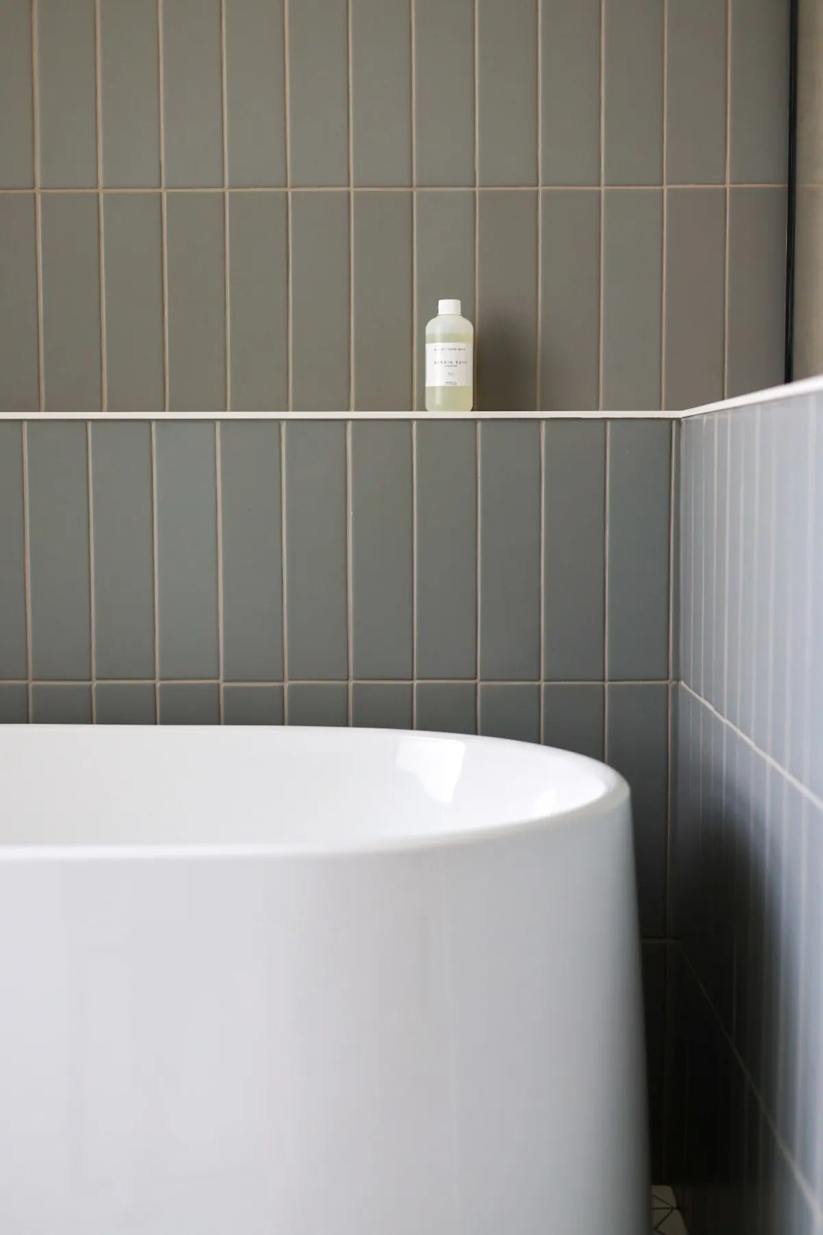 2022 img hi res residential rights design kyla ray Creative photo Angela Price bathroom floor small diamon escher calcite 3x12 pyrite FC463663 4