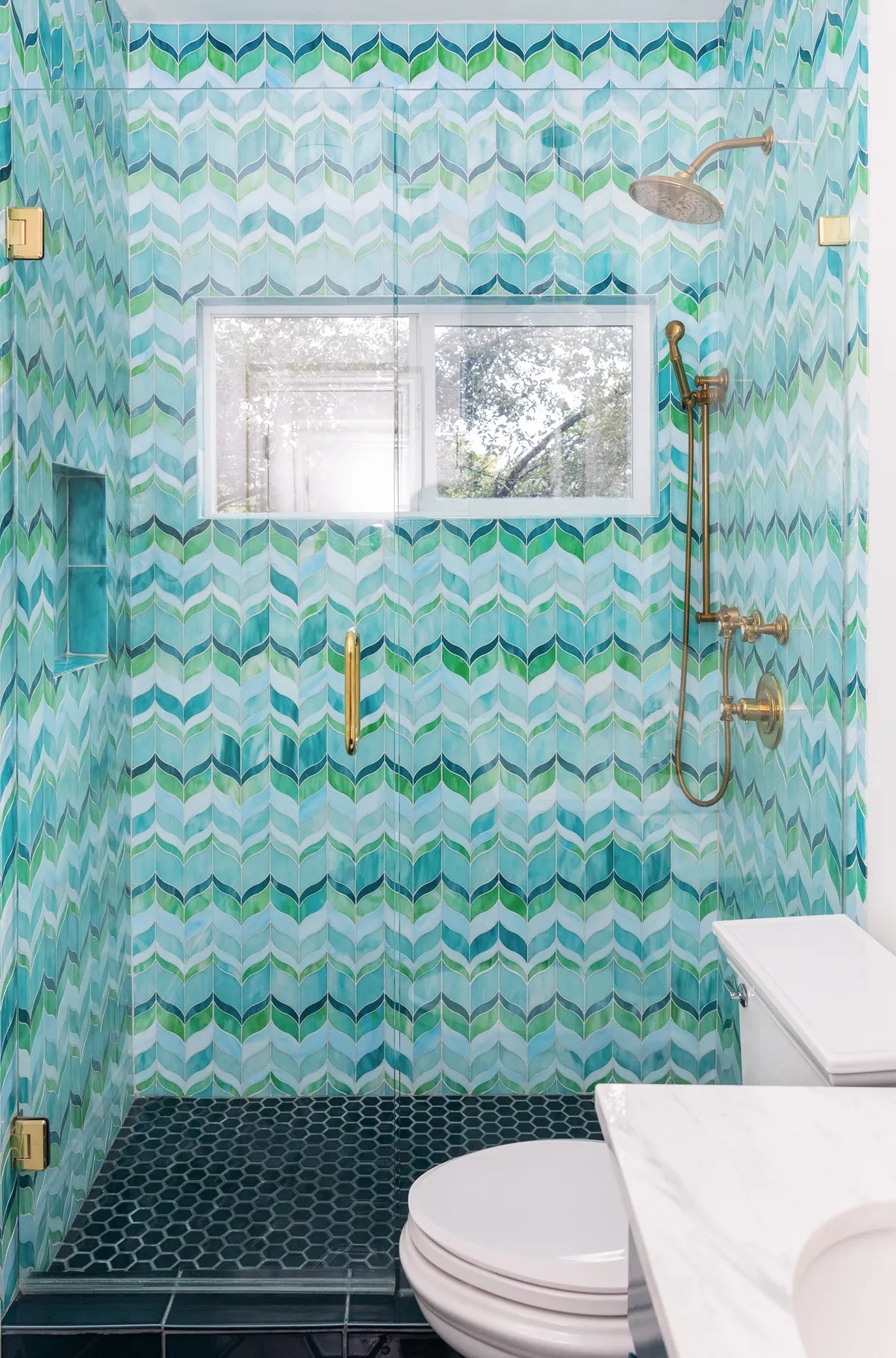 2022 img hi res residential social web usage design Arpil interios photo shelby Bella bathroom shower floor 222 caspian sea mosaic 4x8 waikiki glazed long edge niche FC 449561