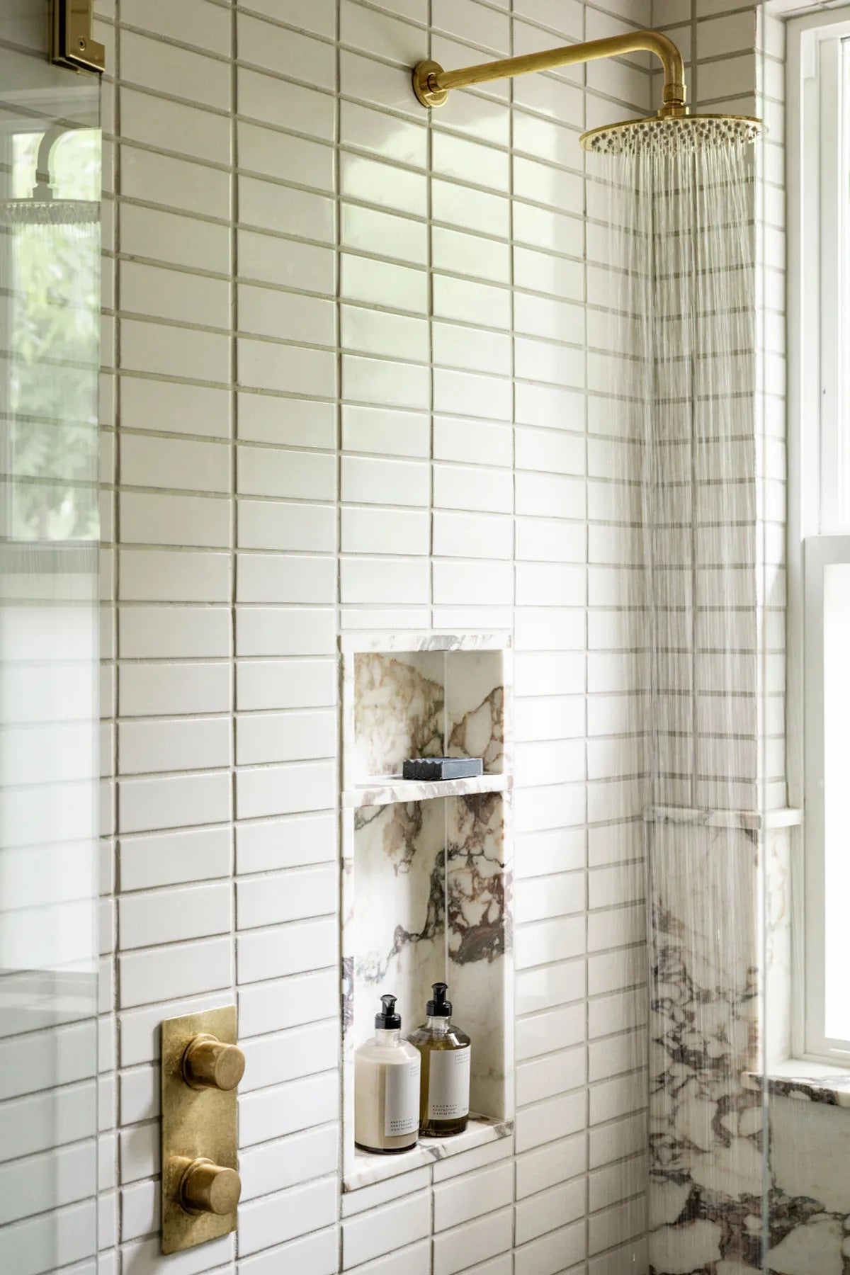 2022 img lo res residential design emily lauren interiors photo madeline Harper bathroom 2x6 tusk straight set 3