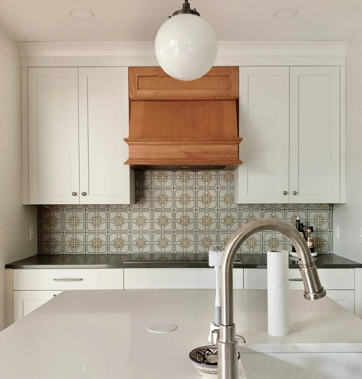 2022 img residential kitchen backsplash RIGHTS metropolitan handpainted leslie murchie design photo Denver yellow motif FC518720 1