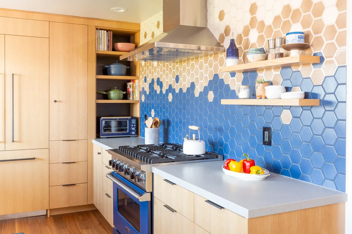 2023 img hi res residential Design destination eichler photo John Shum kitchen backsplash hexagon 422 Blue velvet cardamom feldspar blend FC512158 2