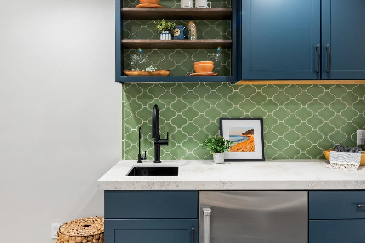 2023 img influencer rights design kadilak homes photo Matt Surette bar backsplash kelp paseo FC541026 2