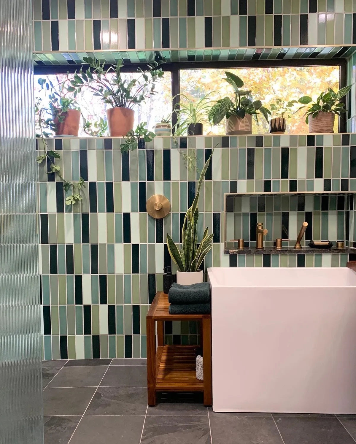 2023 img photo photo web social design Stussi Luque design photo bathroom wall blended 2x8 lichen Evergreen clover kelp amalfi coast window sill niche FC524432 1