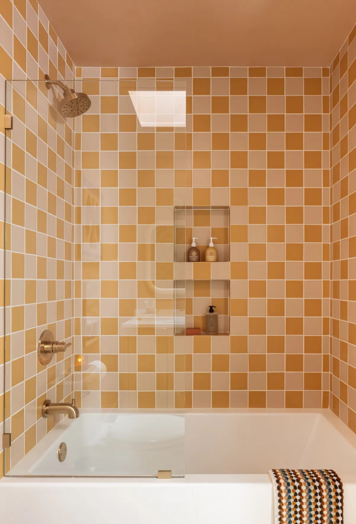 2025 full usage bathrooms 2x2 crater lake gloss ivory gloss 4x4 crater lake gloss haystack matte tumbleweed matte glazed edge Kaitlin green emily henderson FC1119381 24