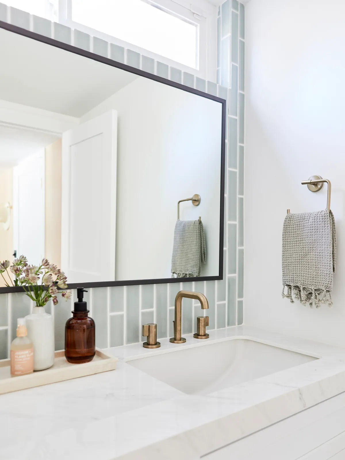 New traditional grey bathroom backplash tile 1