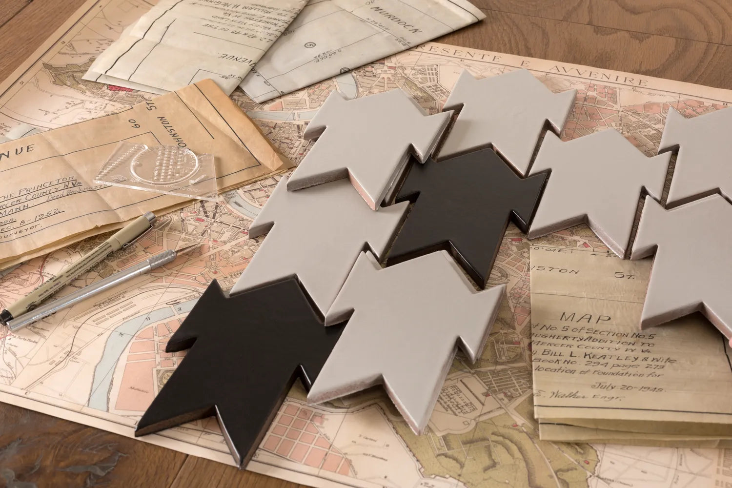 2017 Q3 Image Story Metropolis Cravate Basalt Gypsum Wood Desk Map