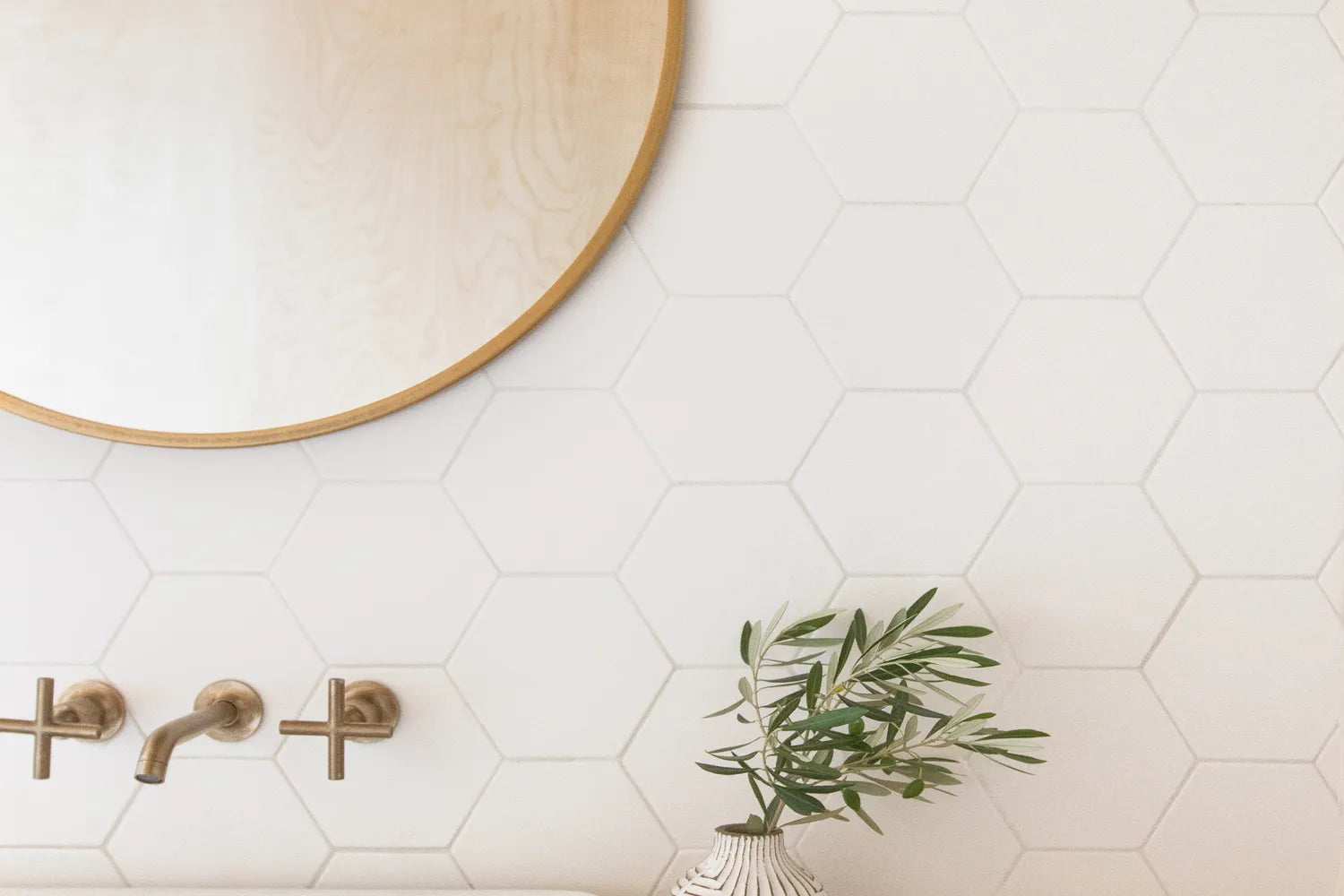 2016 Q2 Img Residential Hi Res Rights Sarah Sherman Samuel Aframe Bathroom Calcite 6 Hexagon Fc 165424 2 1