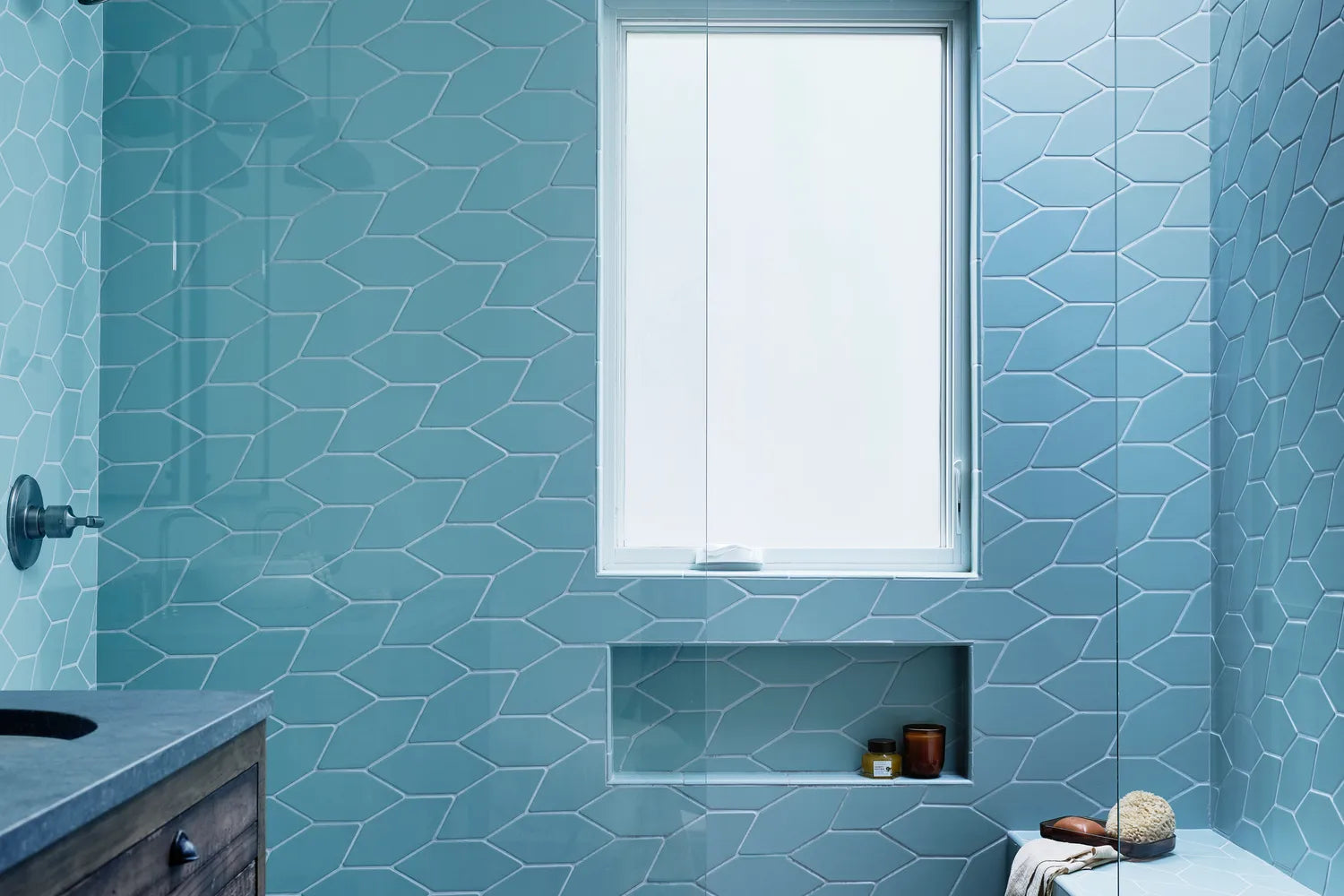 2020 img residential hi res FULL rights ads ok interior wanderer design brad knipstein photo bathroom shower surround ceramic picket braid sea glass 2x8 bullnose trim bench niche FC378044 3