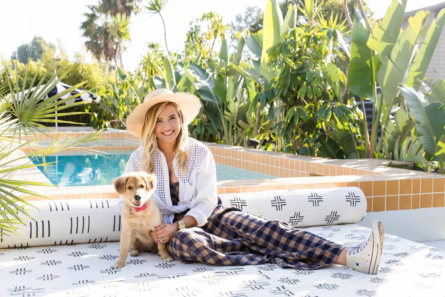 2021 img hi res rights residential design handsome salt photo jenny siegwart pool surround waterline tile 4x4 straight set koi portrait sara simon FC340418