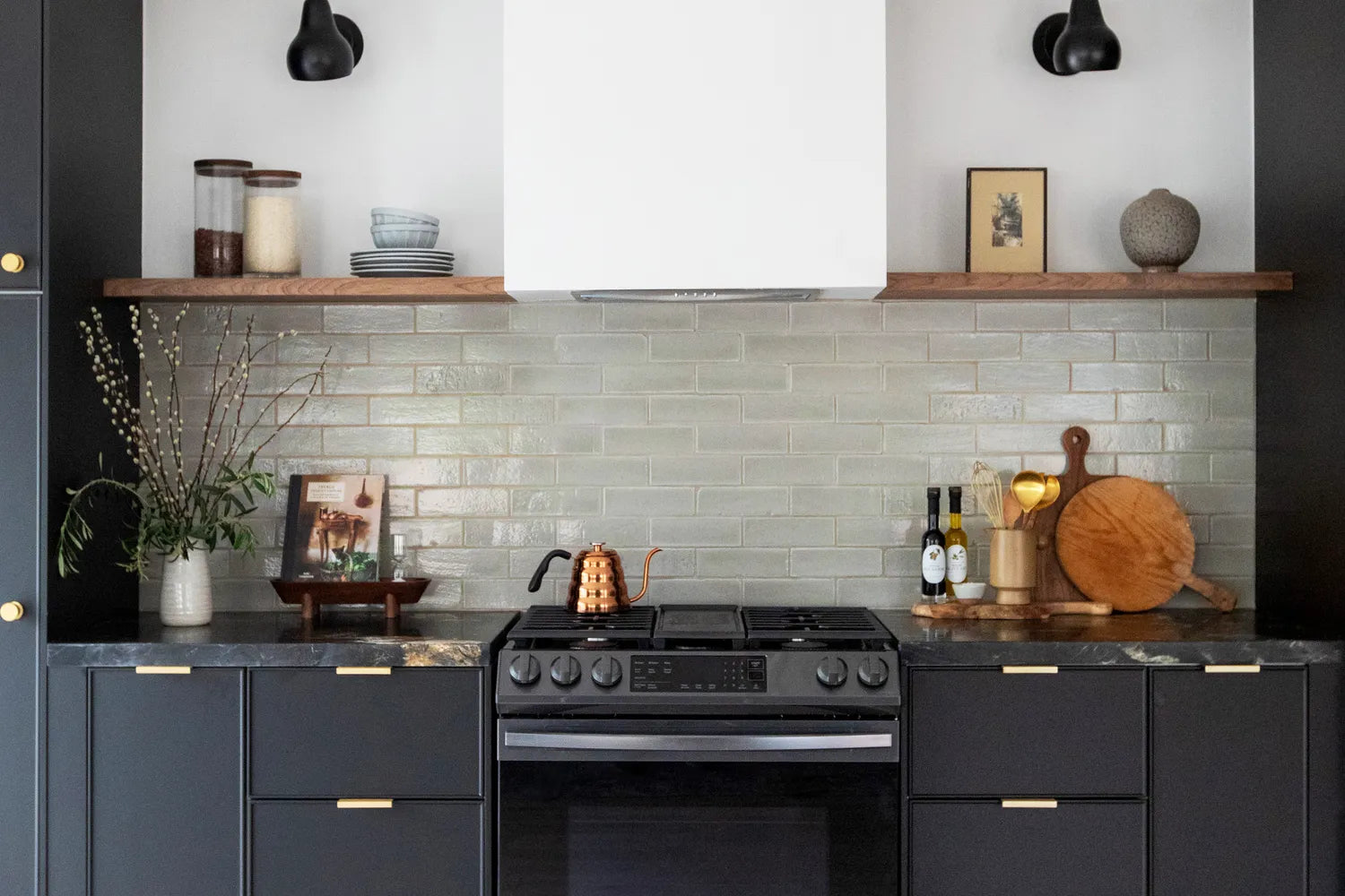 2021 img hi res rights residential influencer design anne sage photo elizabeth messina kitchen backsplash brick offset elk 4 FC431042