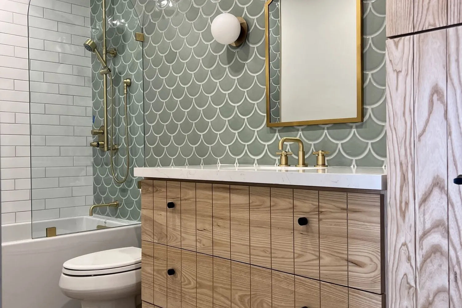 Coastal bathroom ideas ogee drop accent wall