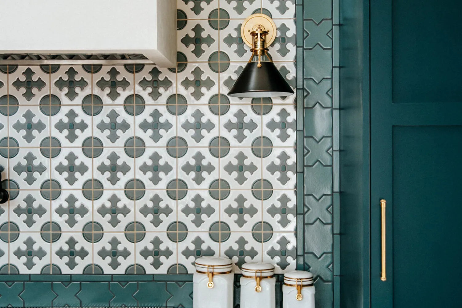 Backsplash edge trim star and cross