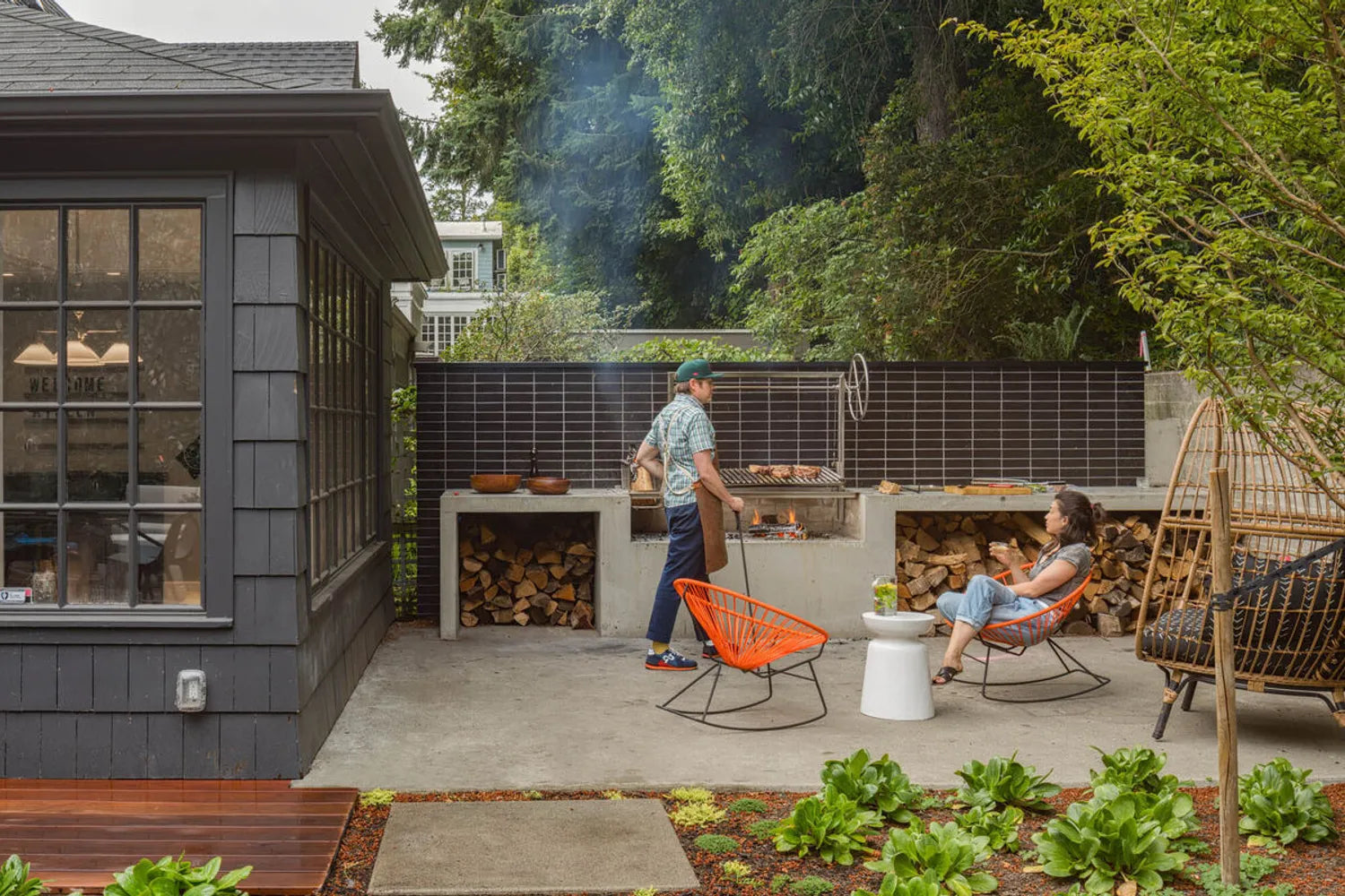Outdoor kitchen backsplash