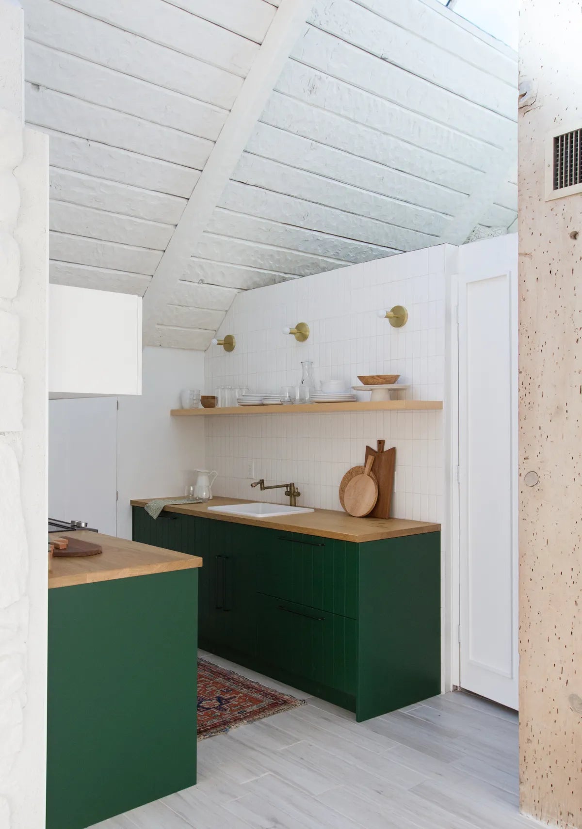 2016 Q2 Img Residential Hi Res Rights Sarah Sherman Samuel Aframe Kitchen Ceramic Backsplash Calcite 2X6 Vertical Straight Stack Fc 165424 7