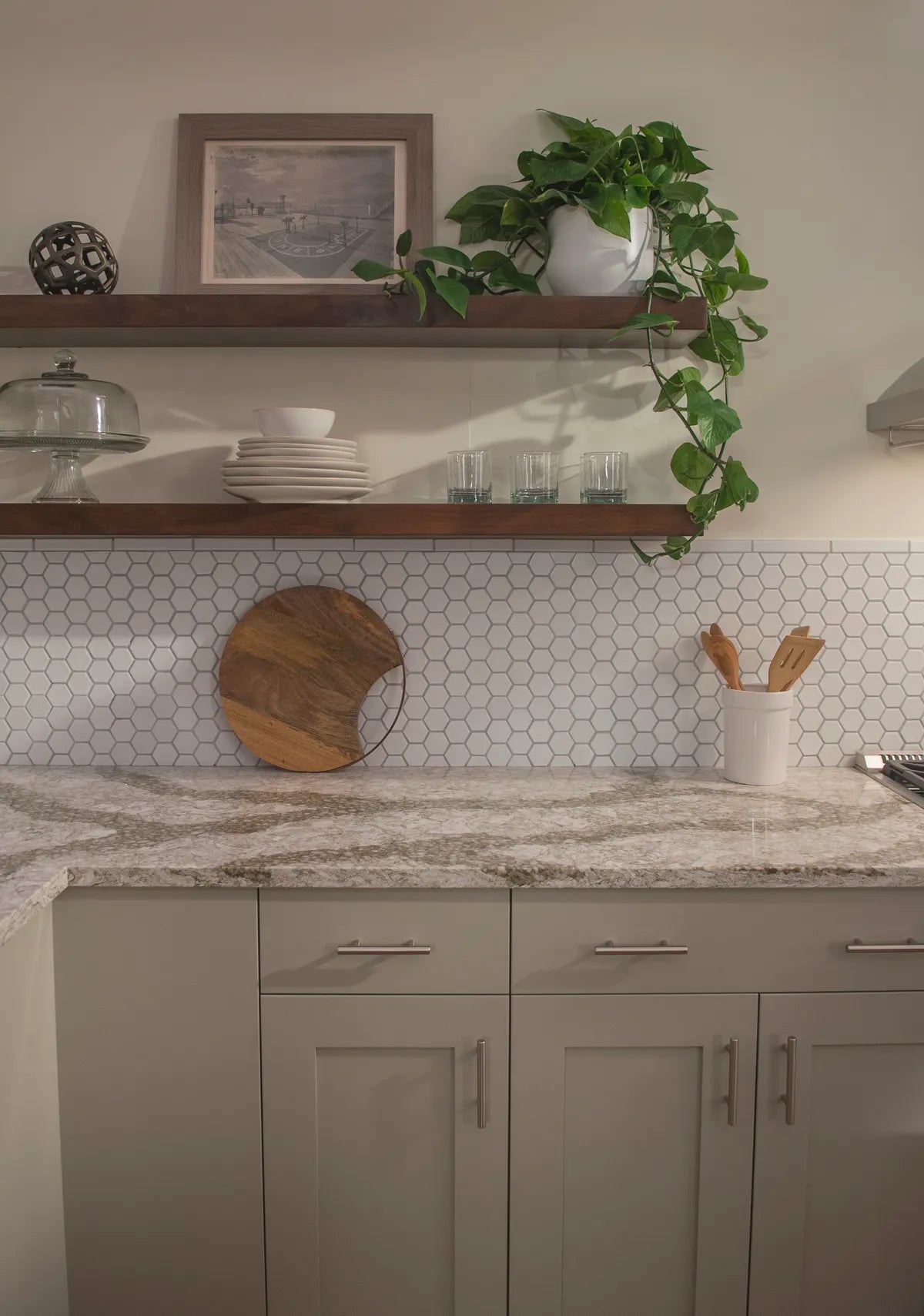 2017 Q2 Image Residential Cambriaquartz Partner Kitchen Backsplash Tile Mosaics Hexagon 2 White Wash Flatliner Trim Detail Close Up