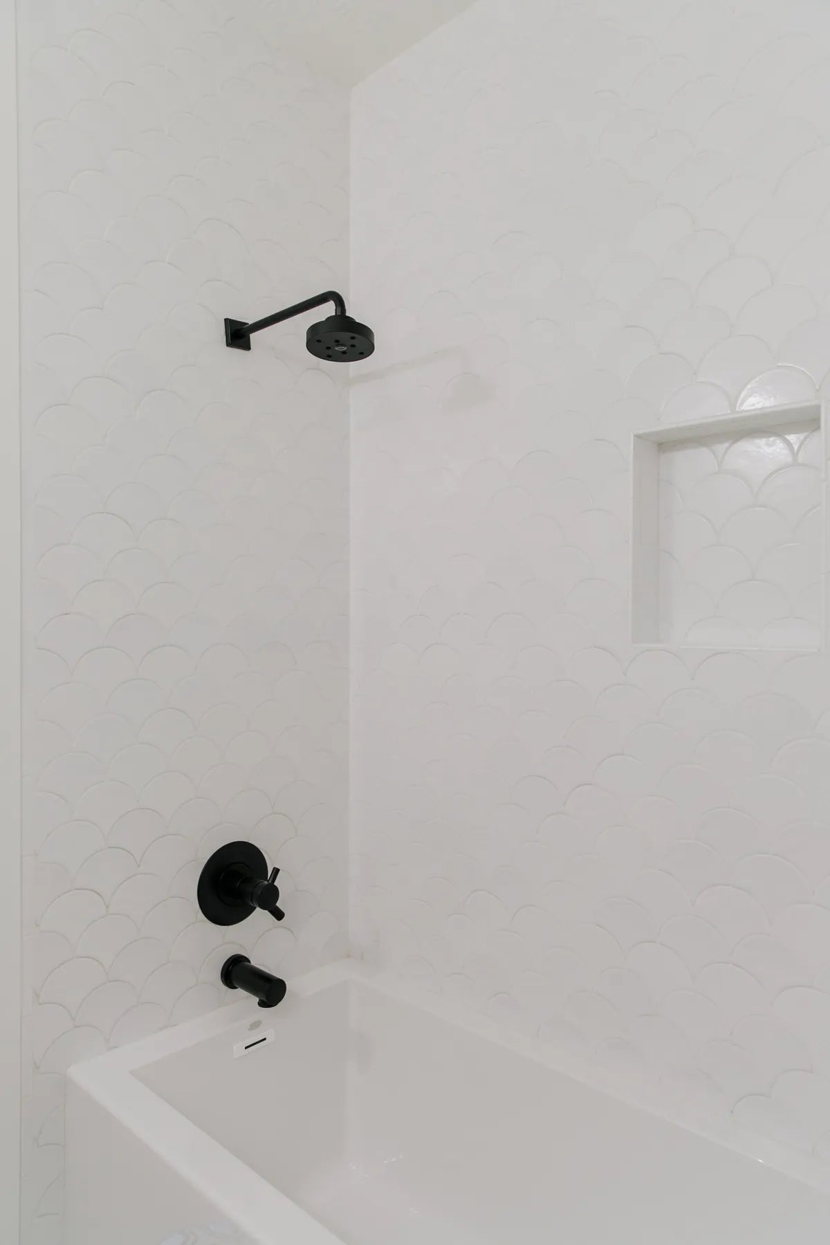 2018 Q1 Image Residential Influencer Becki Owens Spec House Bathroom Shower Tub Tile Ogee Drops White Wash With Niche
