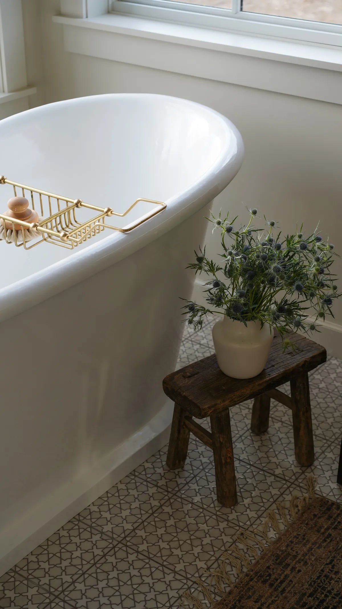 New_traditional_handpainted_white_bathroom_floor_tile_3.jpg
