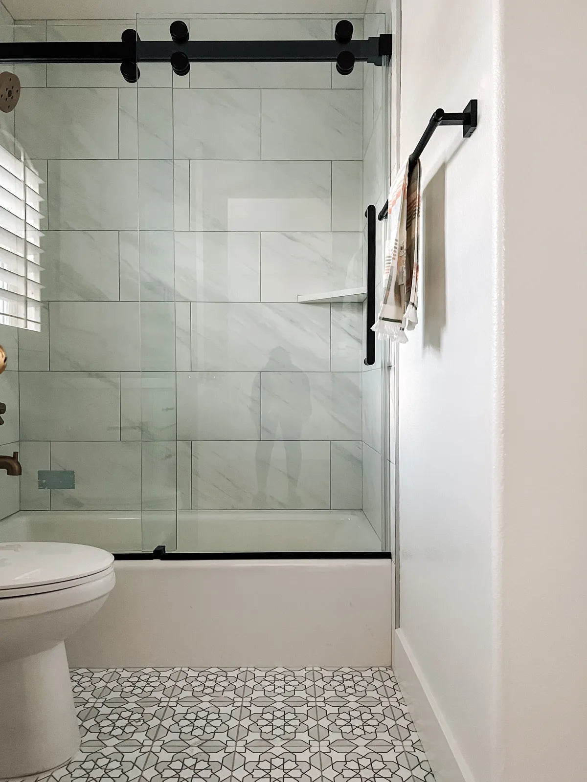 Modern handpainted floor white grey bathroom floor tile 2