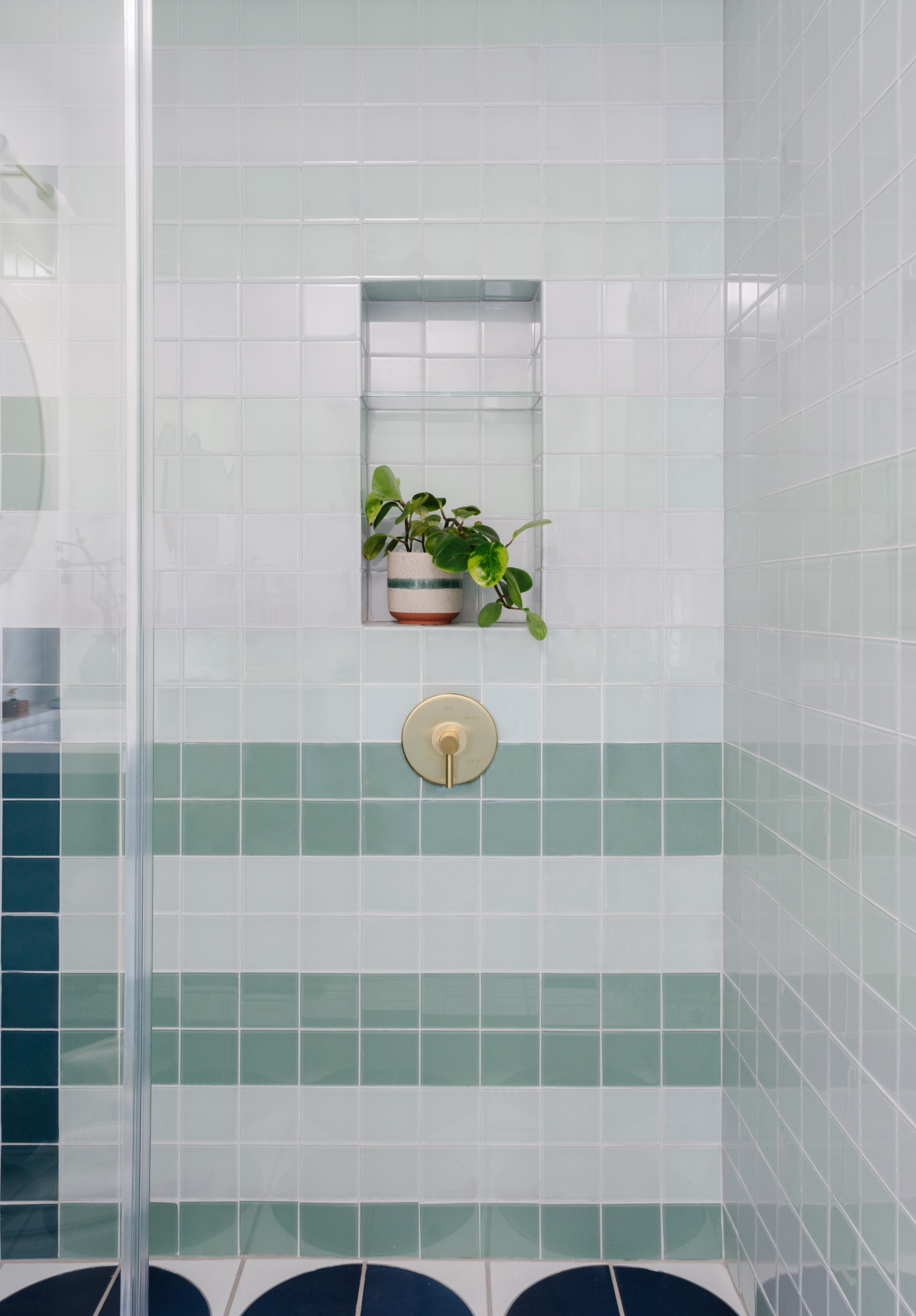 4x4 Glass Tile in Snowy Owl Gloss