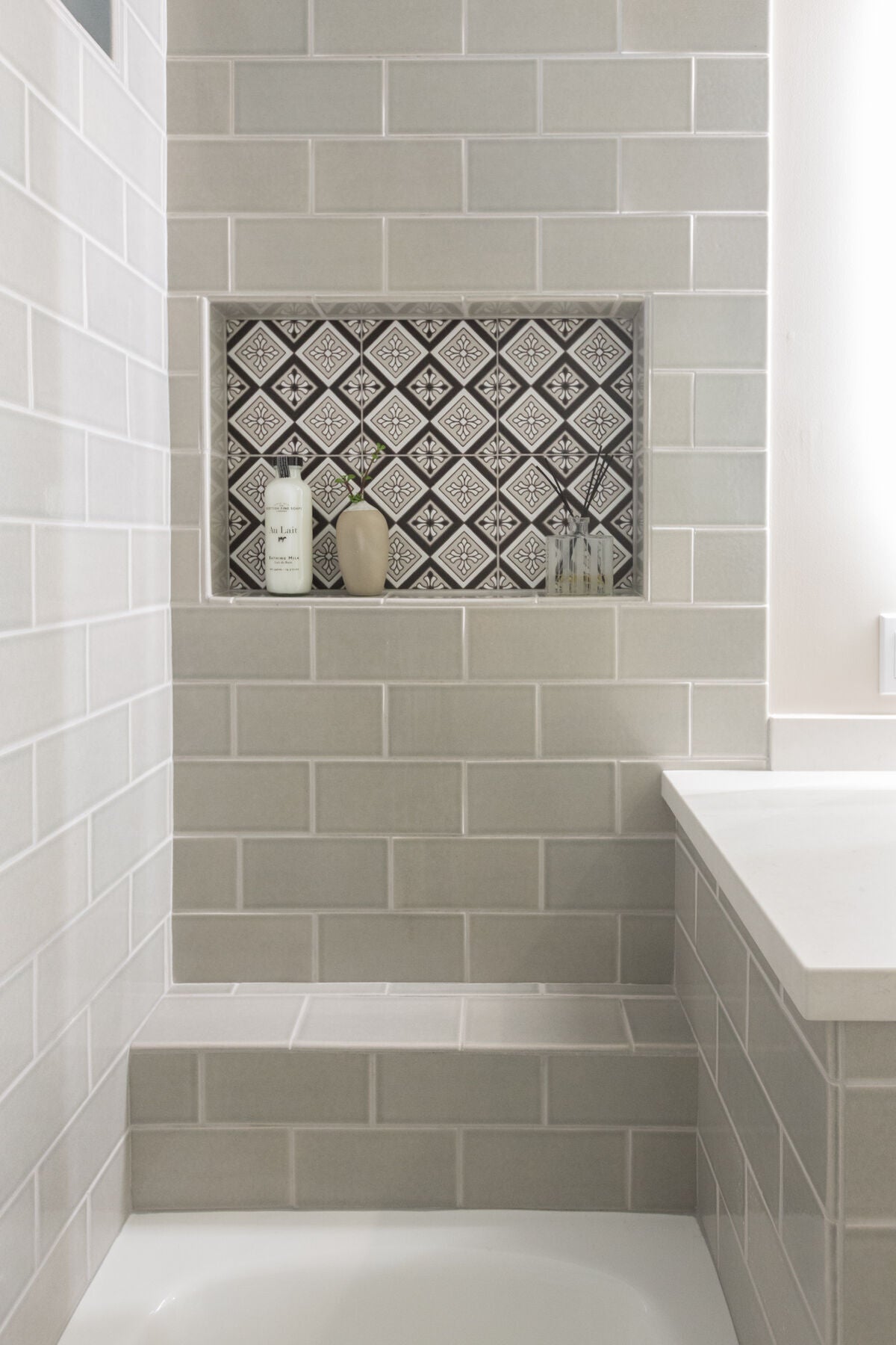 8x8 Handpainted Tile Murietta in Black & White Motif