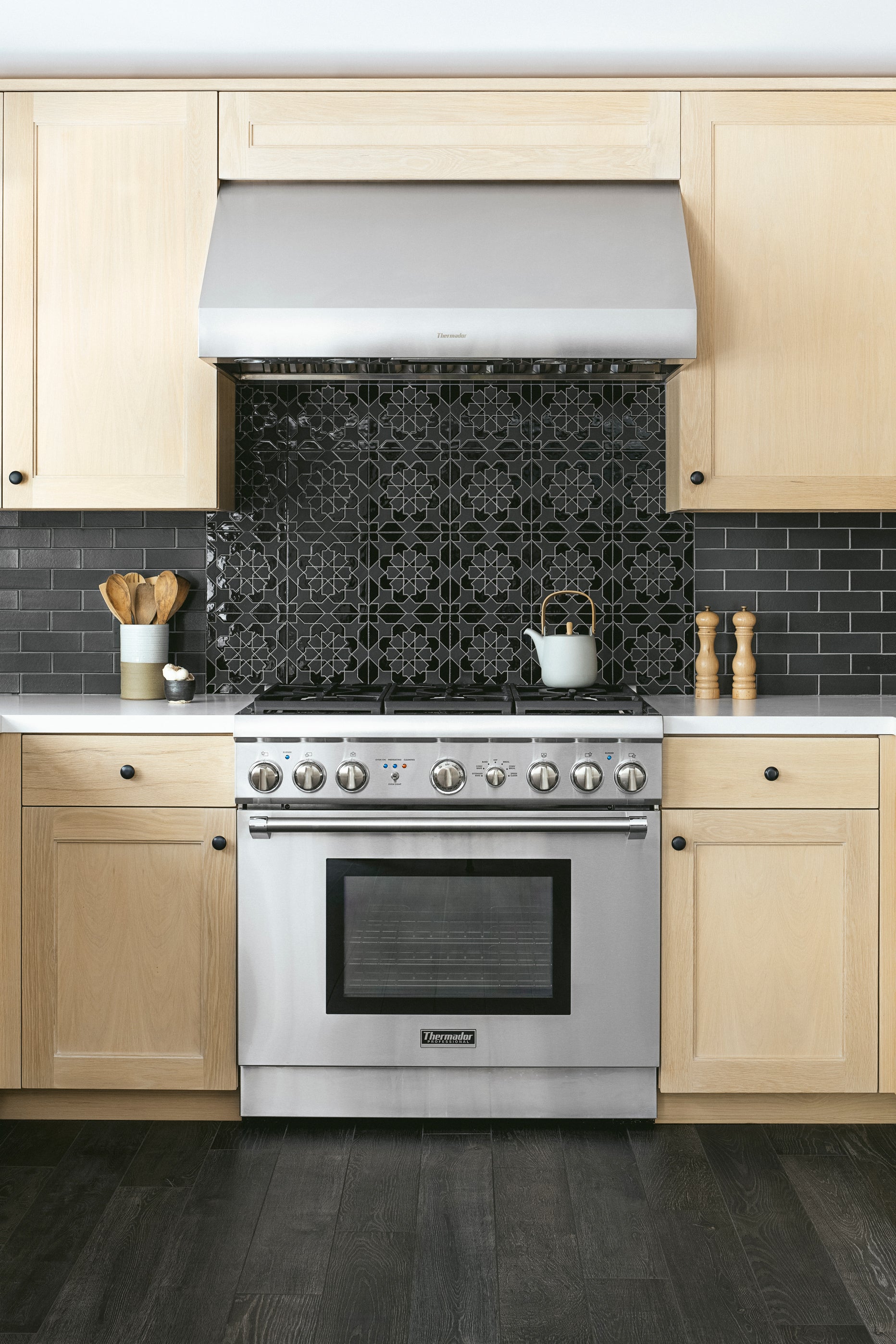 8x8 Handpainted Tile Sintra in Dark Motif