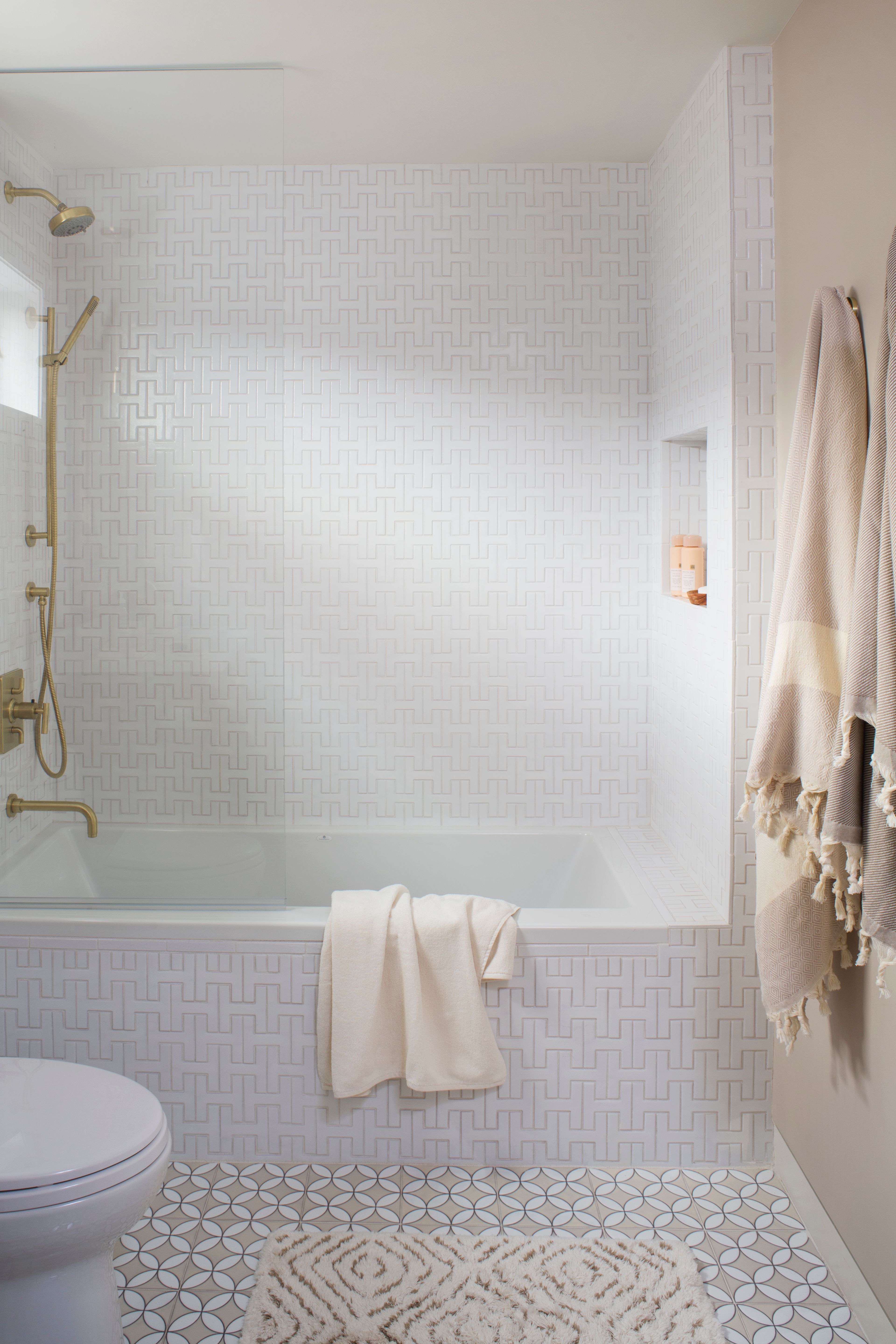 8x8 Handpainted Tile Jardin Fretwork in White Motif