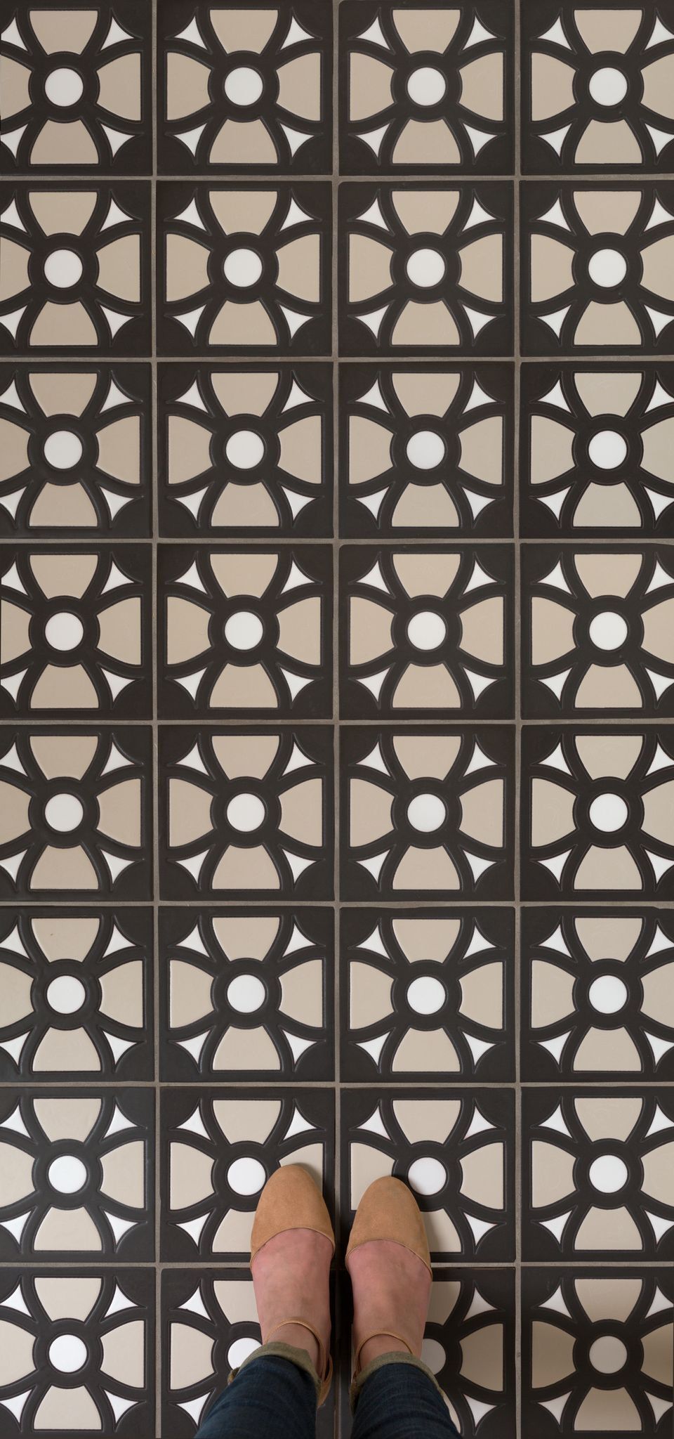 8x8 Handpainted Tile Arlington in Black Motif
