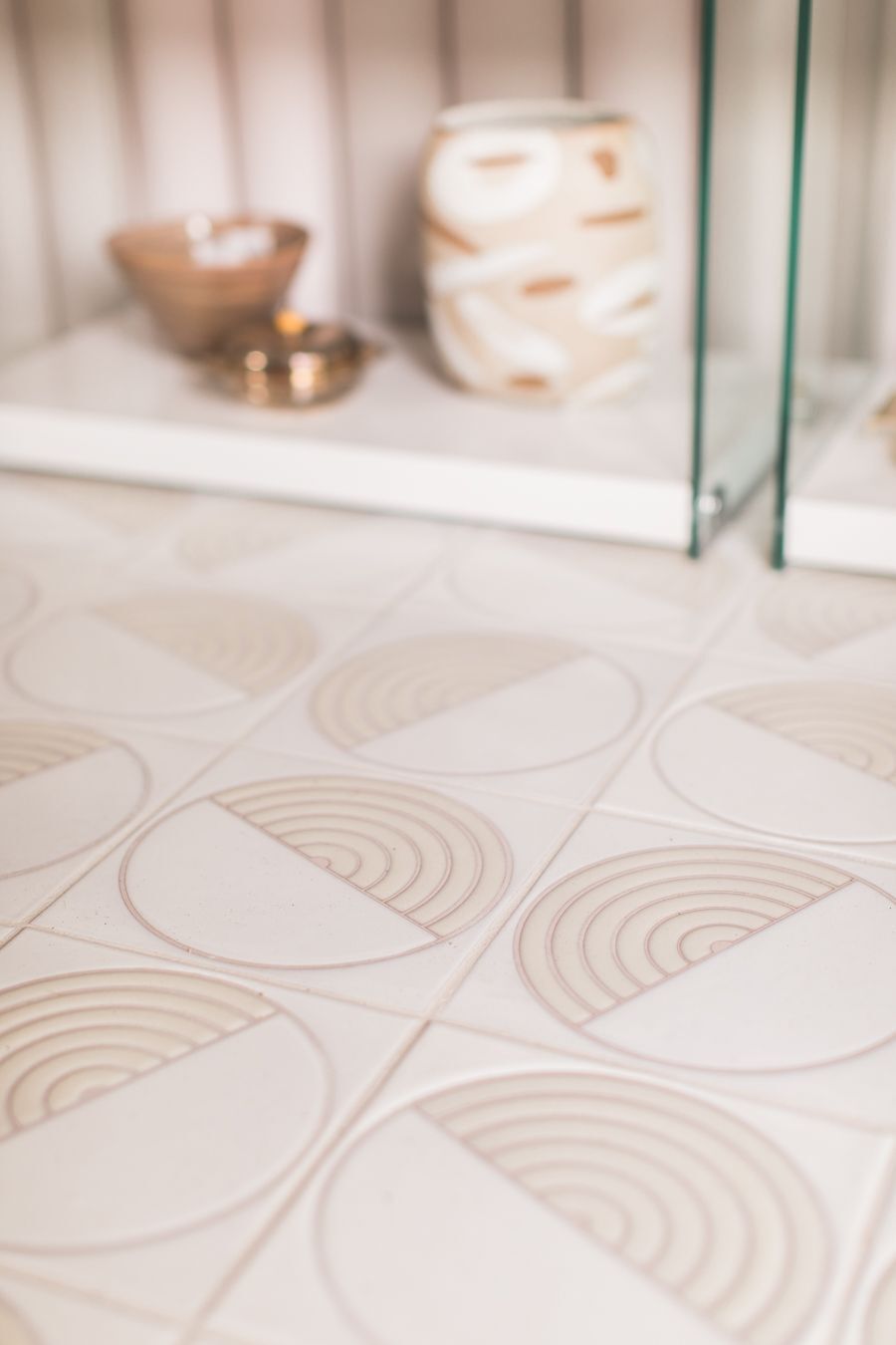 8x8 Handpainted Tile Aerial in White Motif