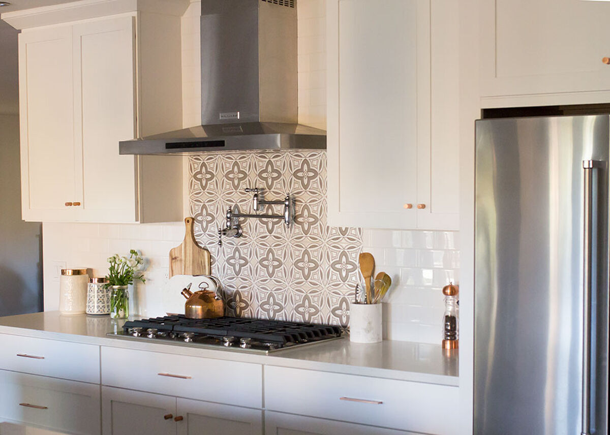 8x8 Handpainted Tile Malta in Neutral Motif