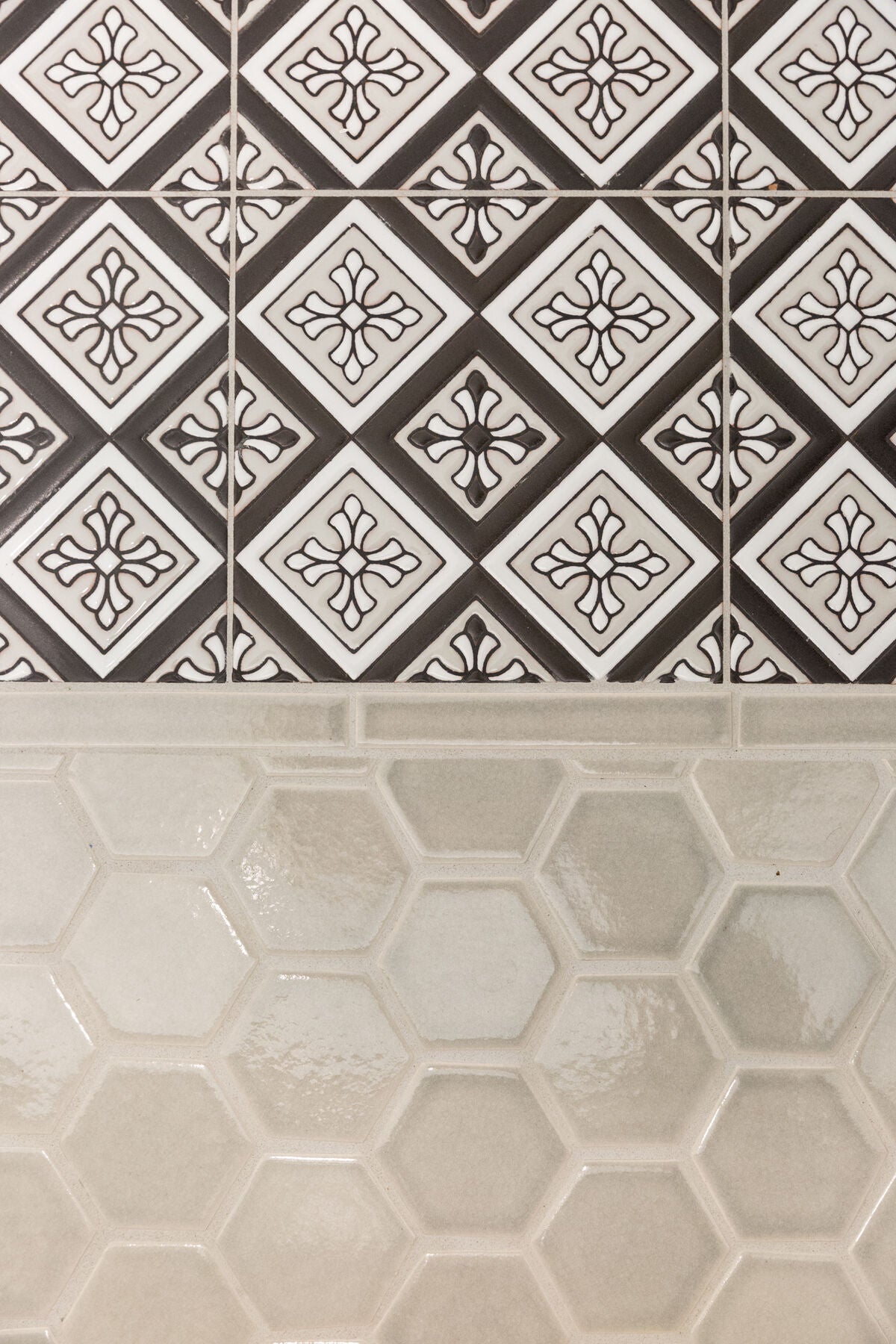 8x8 Handpainted Tile Murietta in Black & White Motif