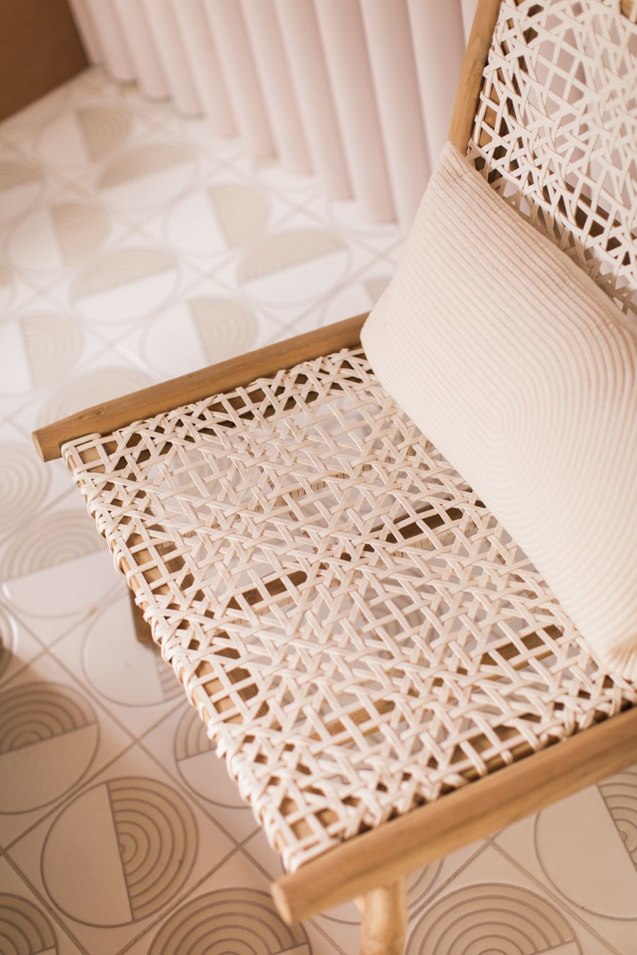 8x8 Handpainted Tile Aerial in White Motif