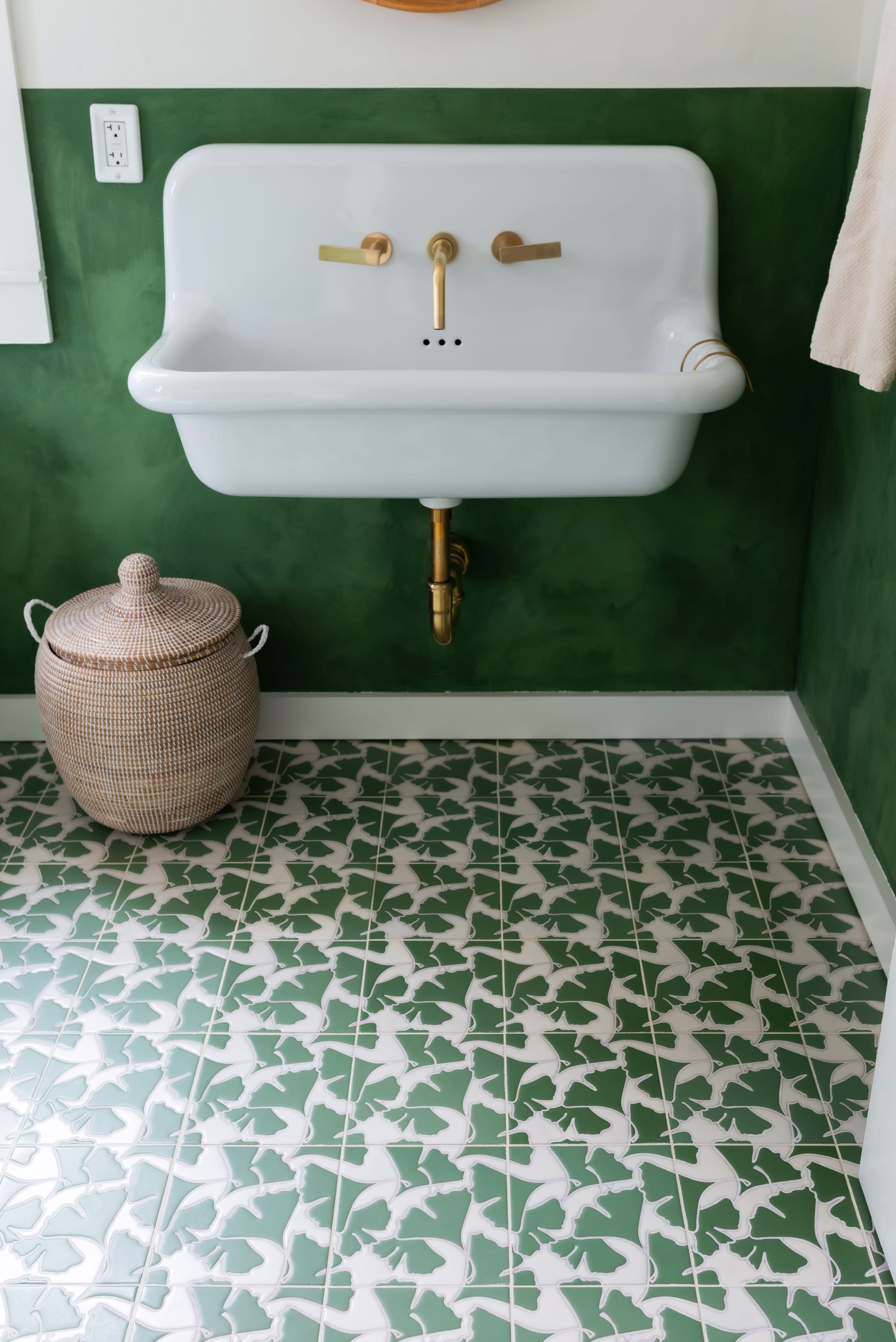 8x8 Handpainted Tile Gingko in Green Motif