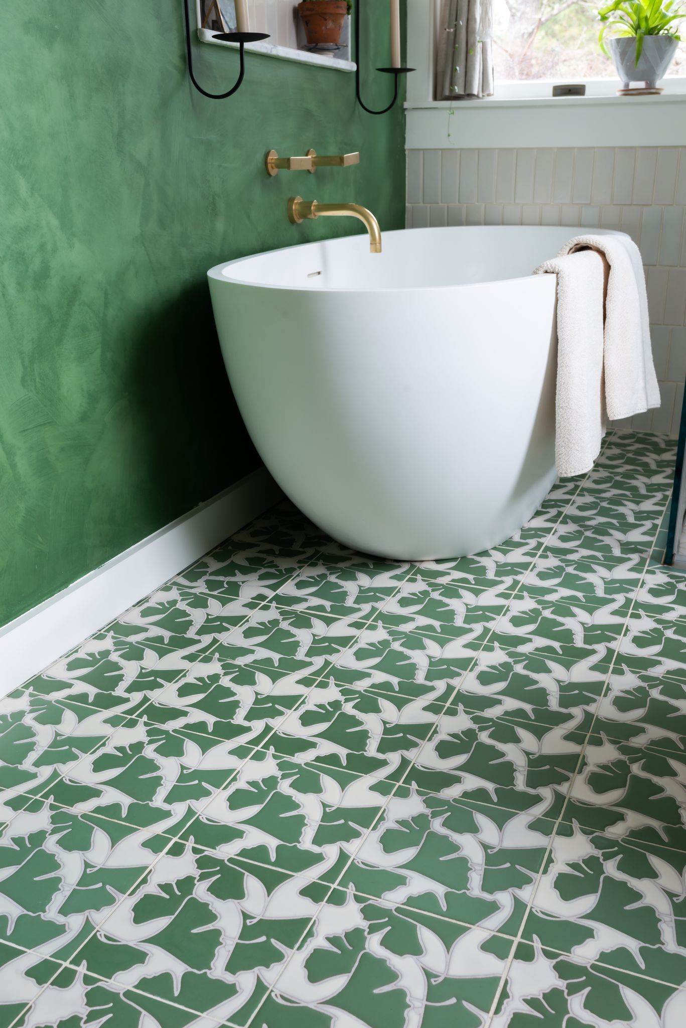 8x8 Handpainted Tile Gingko in Green Motif